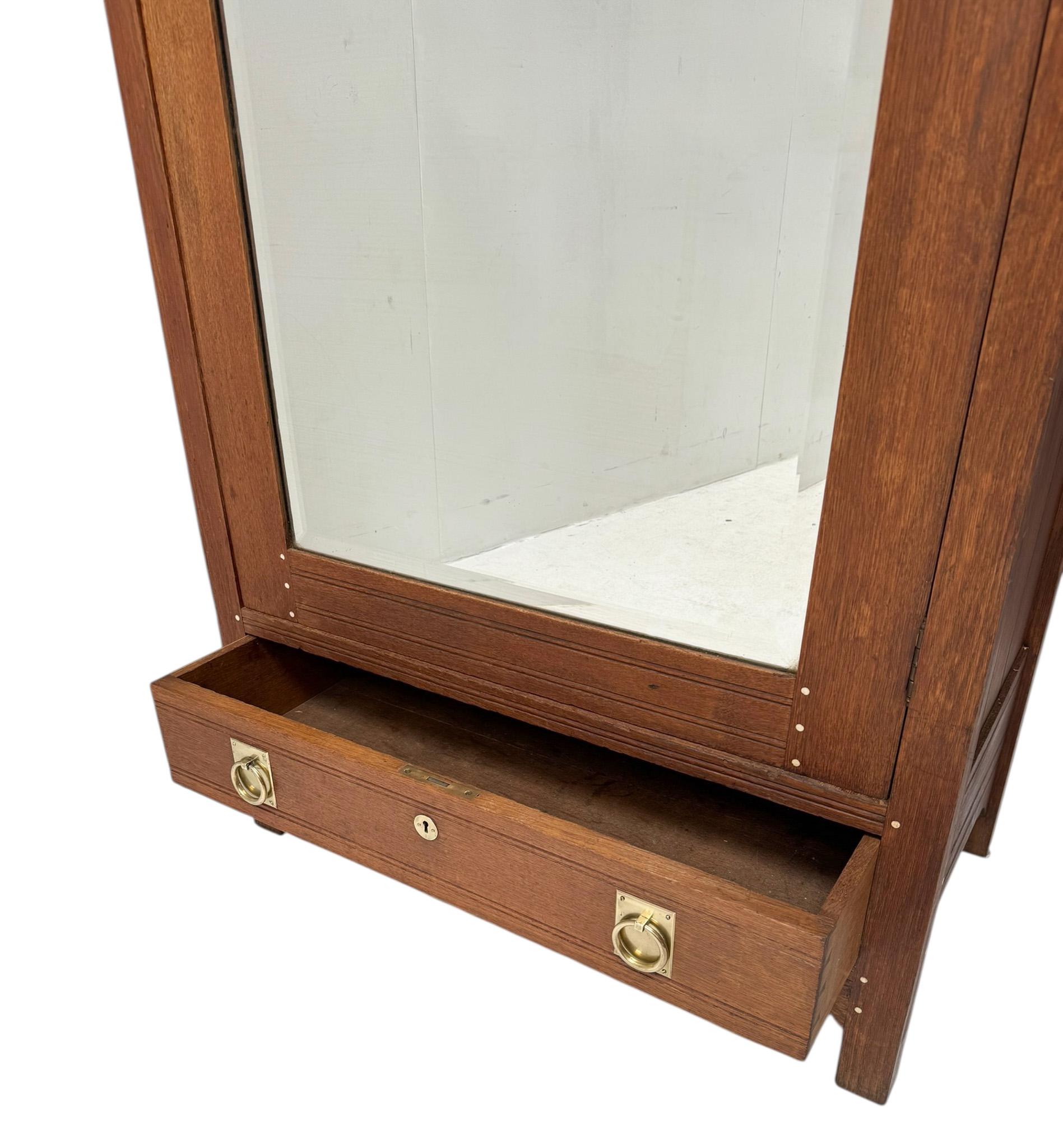 Arts and Crafts Eintüriger Schrank oder Kleiderschrank Onder den Sint Maarten-Stil, 1900er Jahre im Angebot 1