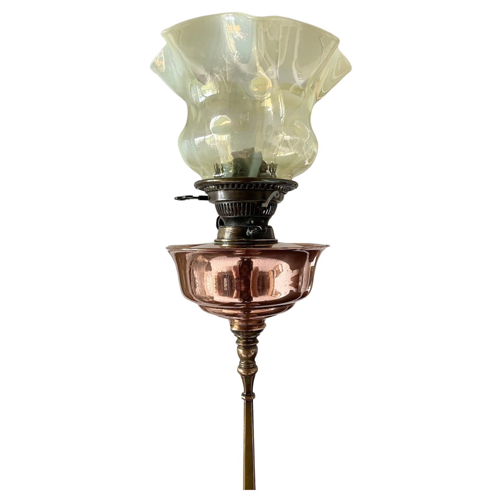 Arts & Crafts Öllampe aus Messing und Kupfer

Mit originalem Vaseline-Glasschirm und Glasflöte

Von W.A.S. Benson

CIRCA 1895

Dieser Artikel wurde auf sympathische Weise in eine elektrische Lampe umgewandelt, kann aber leicht wieder in eine Öllampe