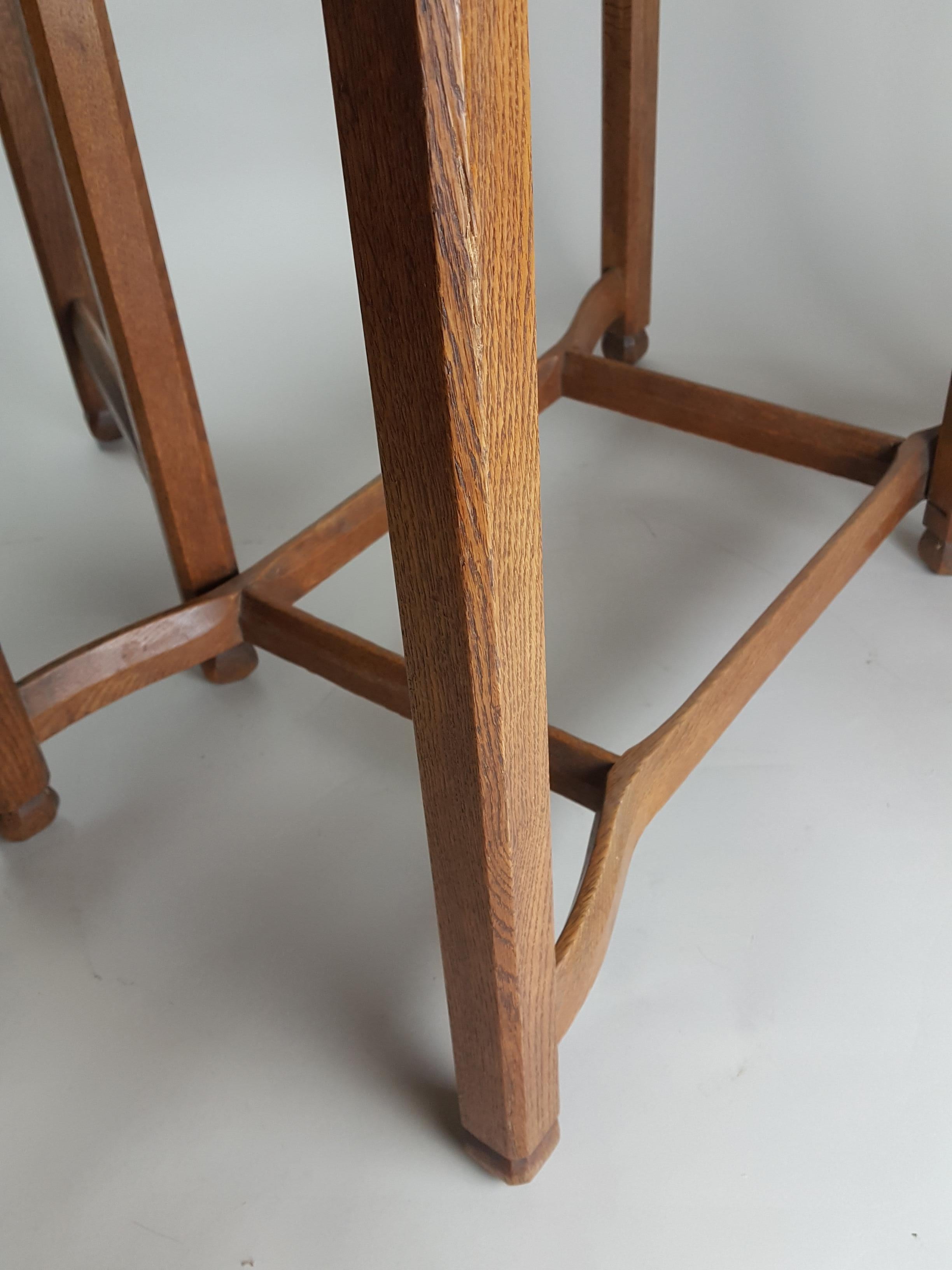  Seltener englischer Tortentisch aus Eiche im Arts & Crafts-Stil mit abgeschrägten Bändern, entworfen vom Architekten Charles Spooner. Es ist sehr wahrscheinlich, dass dies der Tisch ist, der  wurde 1923 auf der Ausstellung der Design Industries