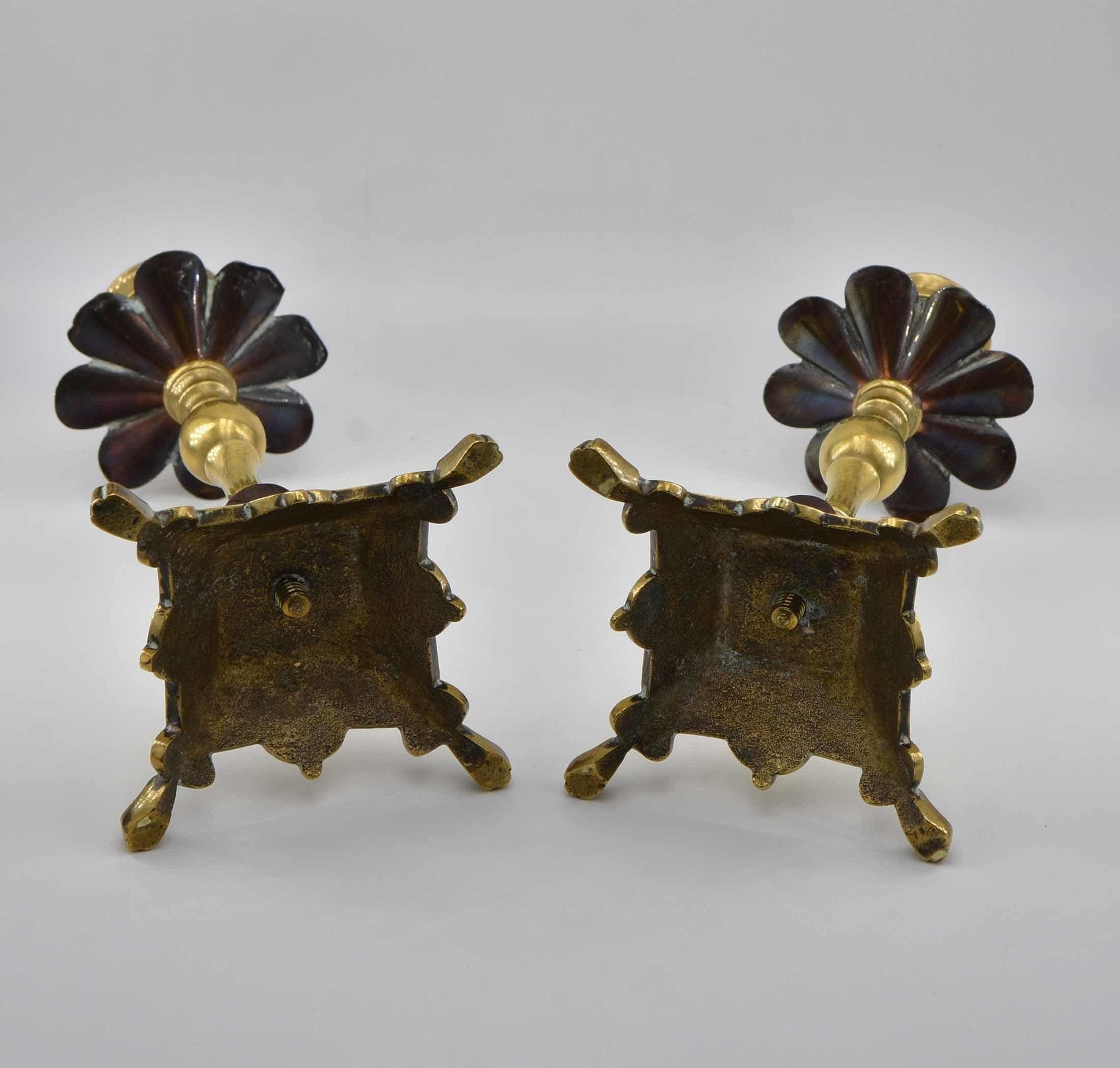 Arts and Crafts Coppia di candelieri antichi in rame e ottone di Arts & Crafts in vendita