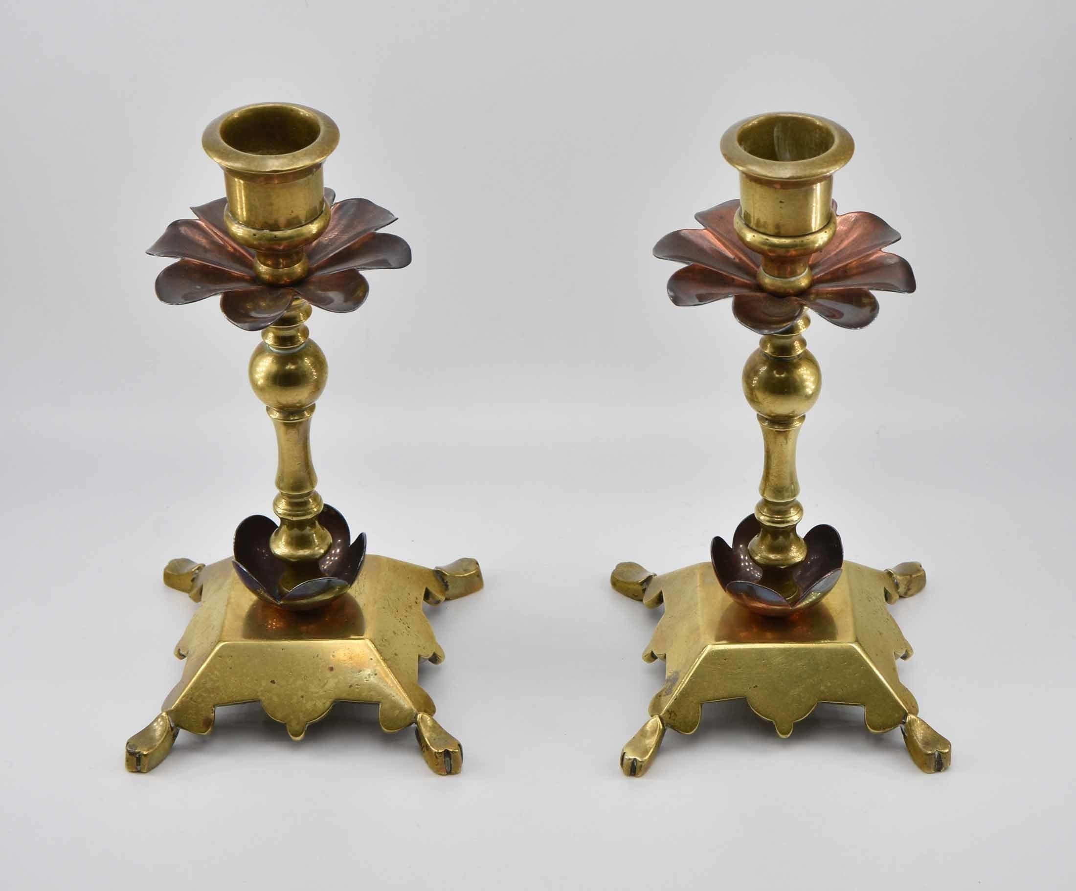 Britannico Coppia di candelieri antichi in rame e ottone di Arts & Crafts in vendita