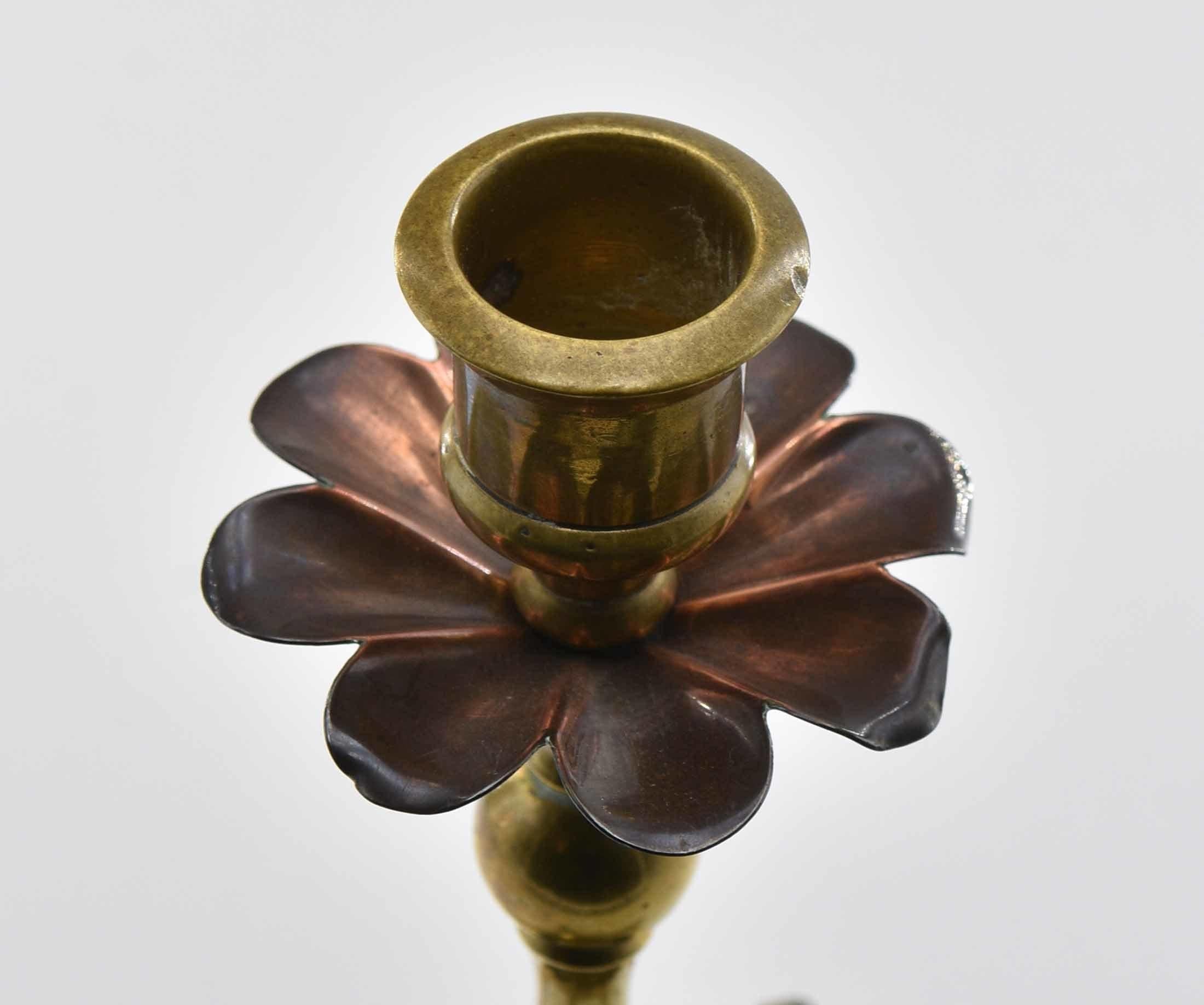 Paar antike Kerzenständer aus Kupfer und Messing, Arts and Crafts im Angebot 3