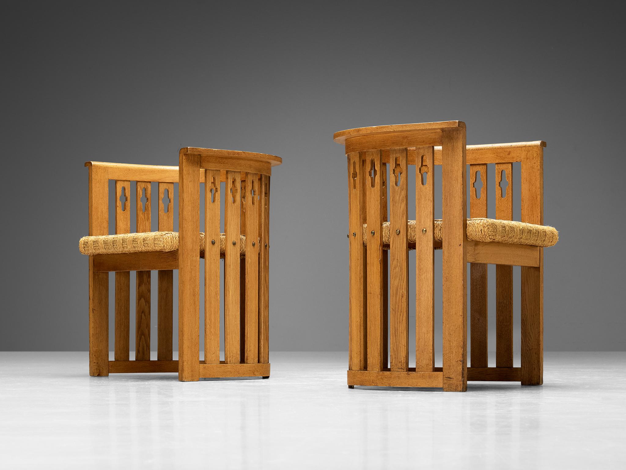 Arts & Crafts Sesselpaar aus Eiche und geflochtenem Stroh  (Europäisch) im Angebot