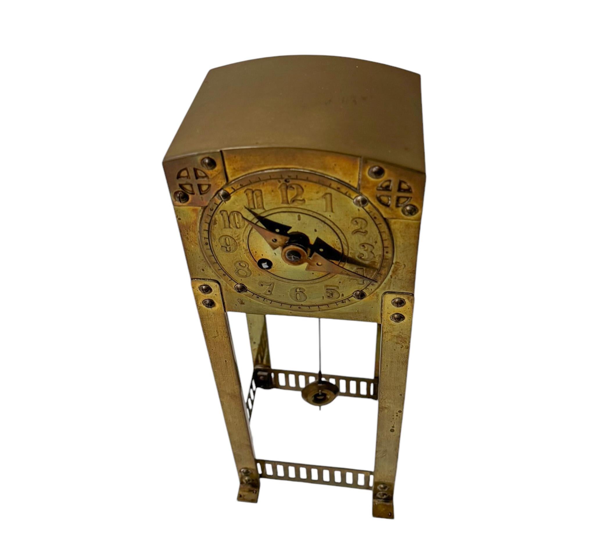 Impresionante y elegante reloj de sobremesa Arts & Crafts.
Diseño de Sneltjes Haarlem.
Llamativo diseño holandés de los años 1900.
Caja de latón patinado con números Arts & Crafts en la esfera.
Este maravilloso reloj de chimenea Arts & Crafts de