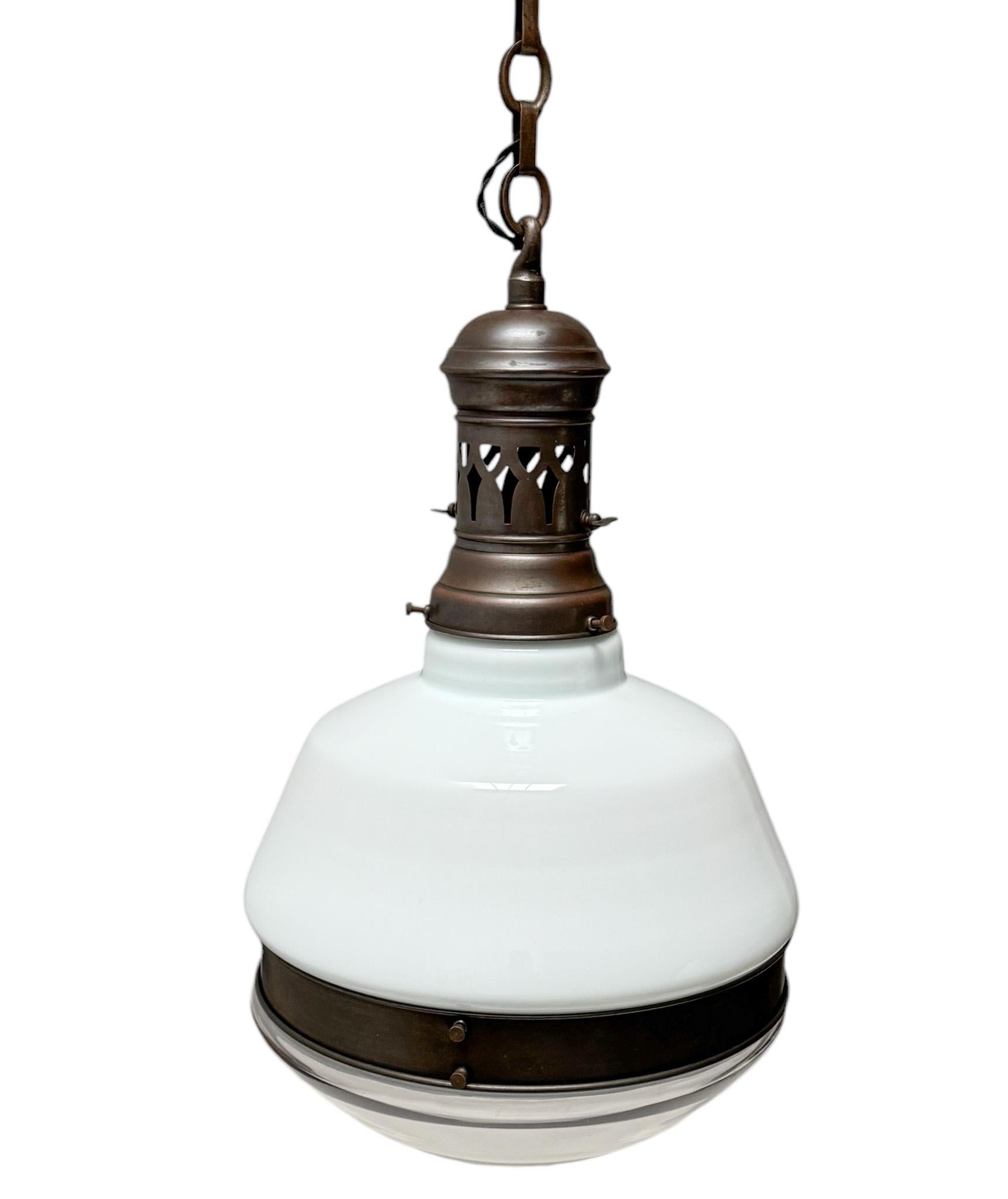 Lampada a sospensione in ottone patinato Arts & Crafts con paralumi originali, anni '30 in vendita 2