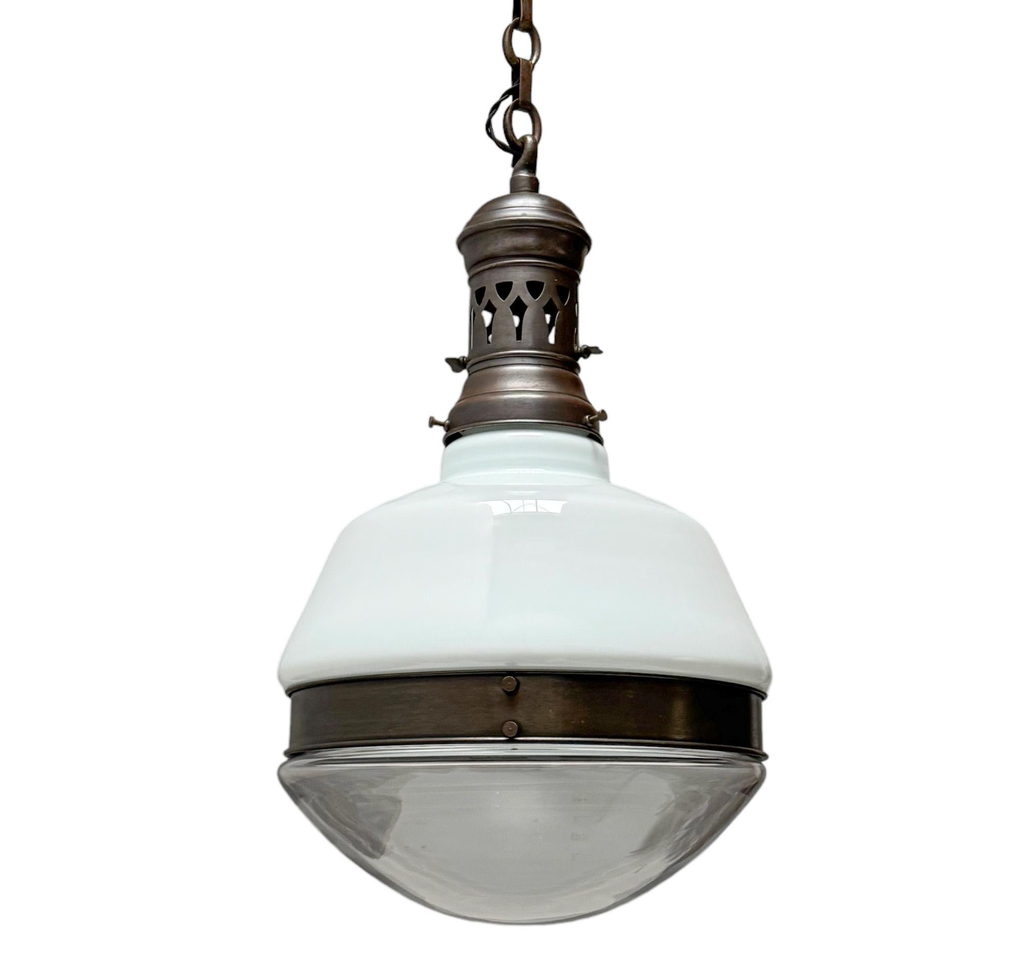 Lampada a sospensione in ottone patinato Arts & Crafts con paralumi originali, anni '30 in vendita 3