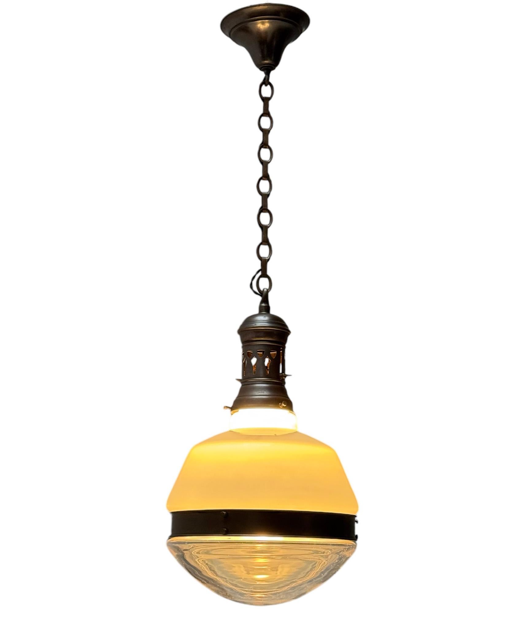 Splendida e rara lampada a sospensione Arts & Crafts.
Un sorprendente design tedesco del 1930.
Piastra da soffitto originale in ottone patinato con catena e paralumi.
I due paralumi sono costituiti da un paralume originale in vetro latte e da un