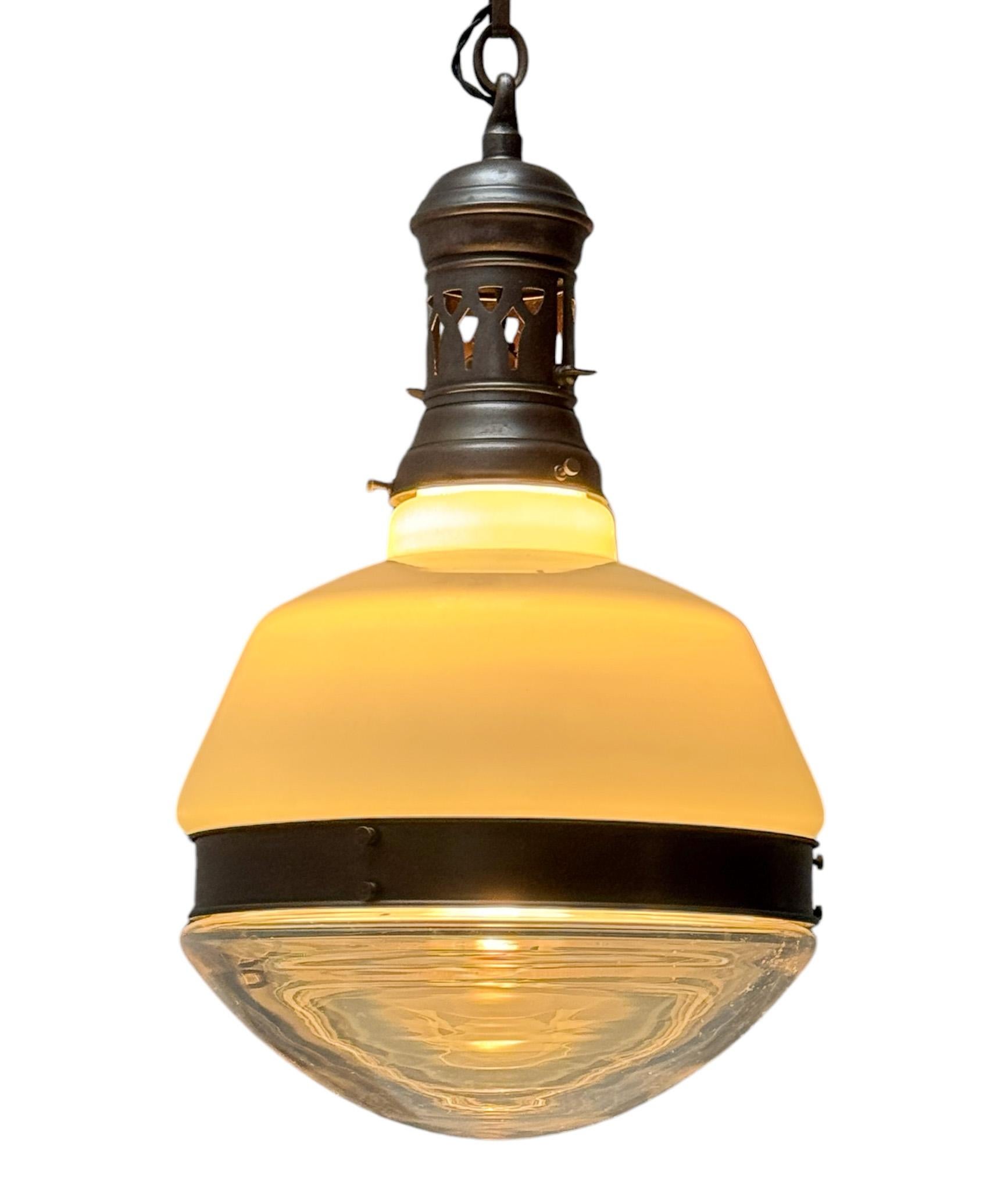 Art Déco Lampada a sospensione in ottone patinato Arts & Crafts con paralumi originali, anni '30 in vendita