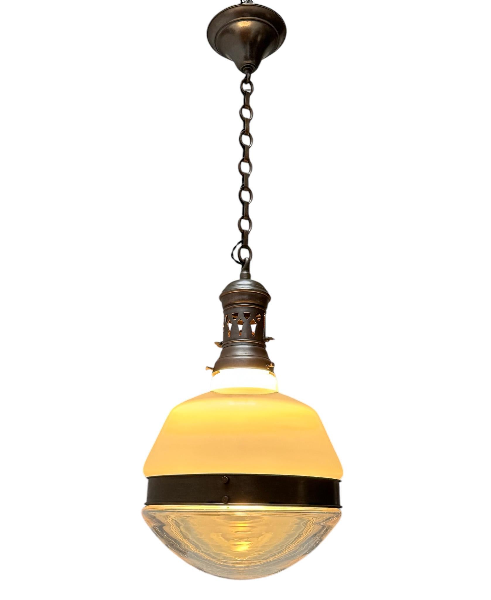 Tedesco Lampada a sospensione in ottone patinato Arts & Crafts con paralumi originali, anni '30 in vendita