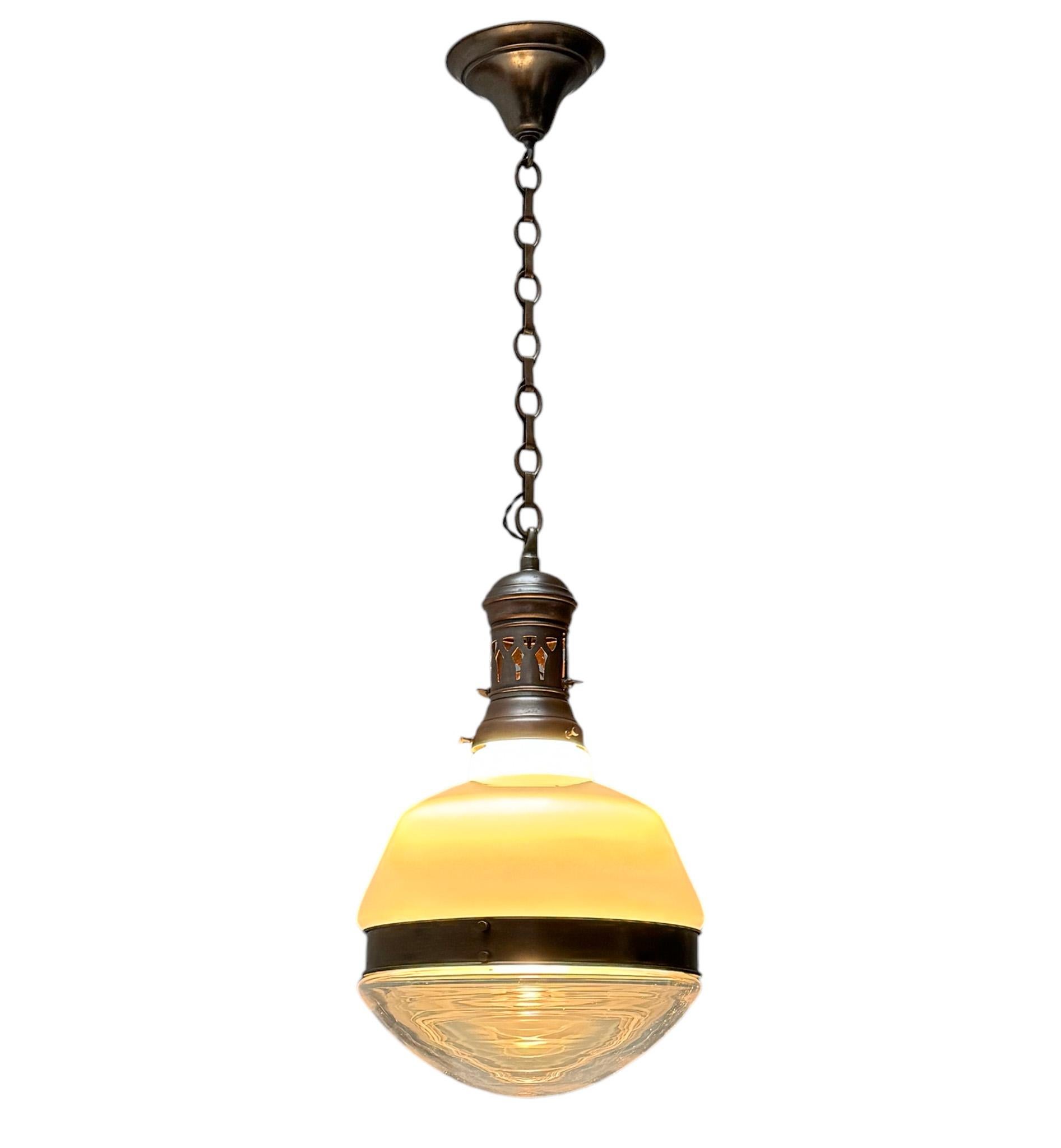 Lampada a sospensione in ottone patinato Arts & Crafts con paralumi originali, anni '30 In condizioni buone in vendita a Amsterdam, NL