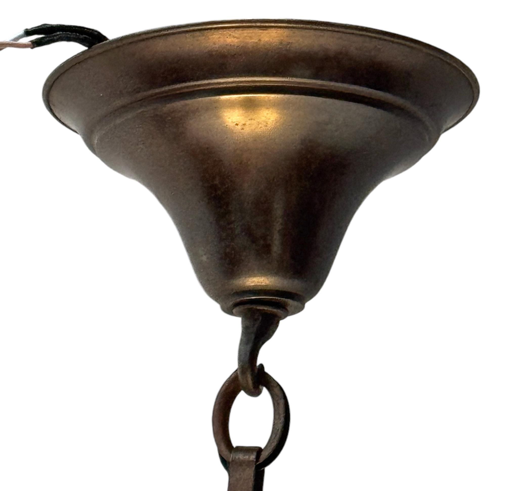 Inizio XX secolo Lampada a sospensione in ottone patinato Arts & Crafts con paralumi originali, anni '30 in vendita