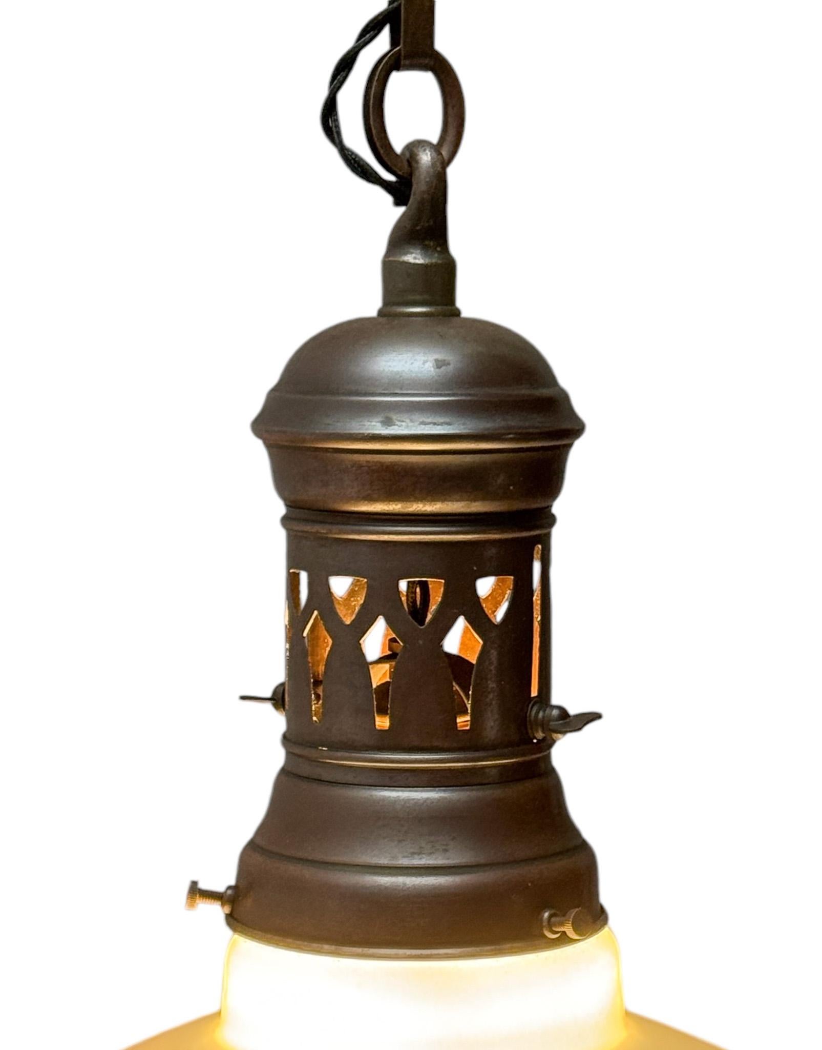 Ottone Lampada a sospensione in ottone patinato Arts & Crafts con paralumi originali, anni '30 in vendita