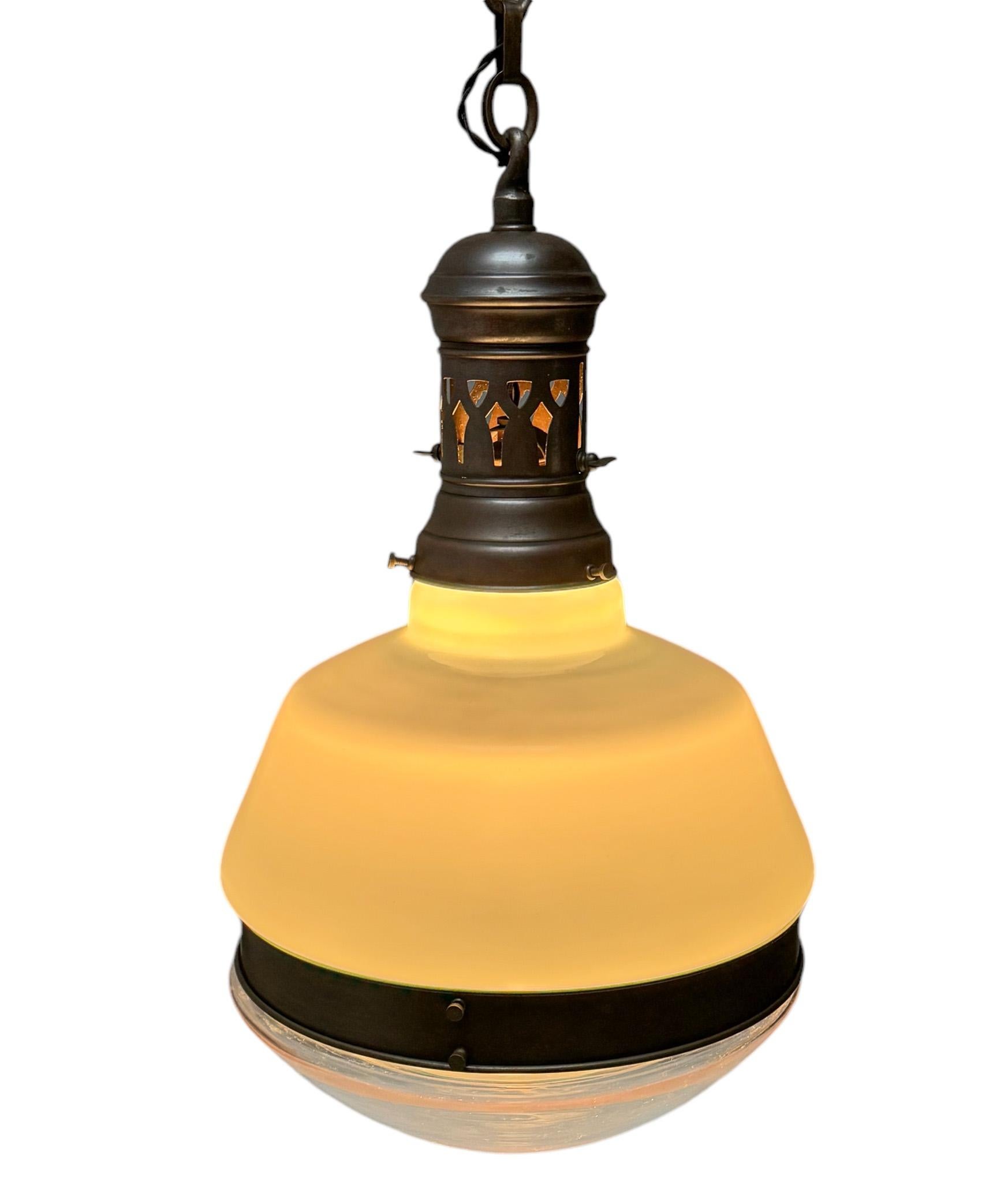 Lampada a sospensione in ottone patinato Arts & Crafts con paralumi originali, anni '30 in vendita 1