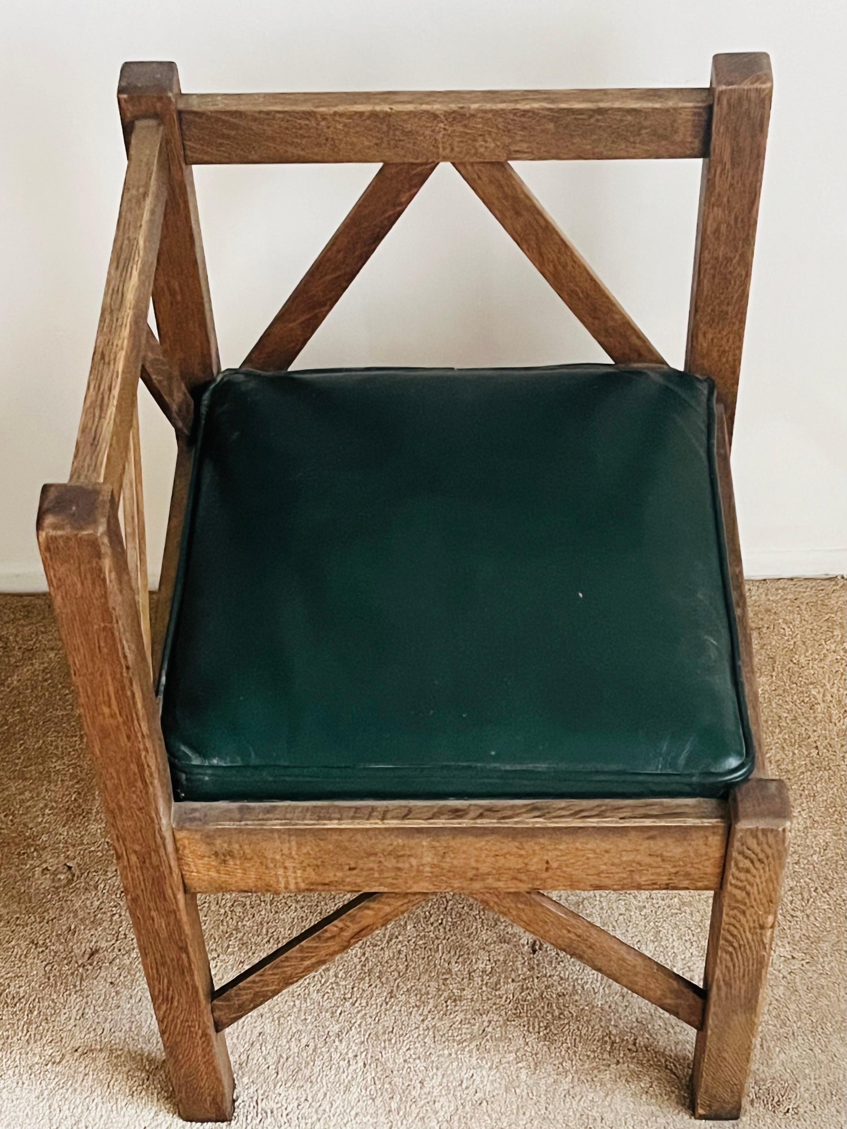 Early 20th Century Arts & Crafts Patinated Oak Corner Chair For Sale