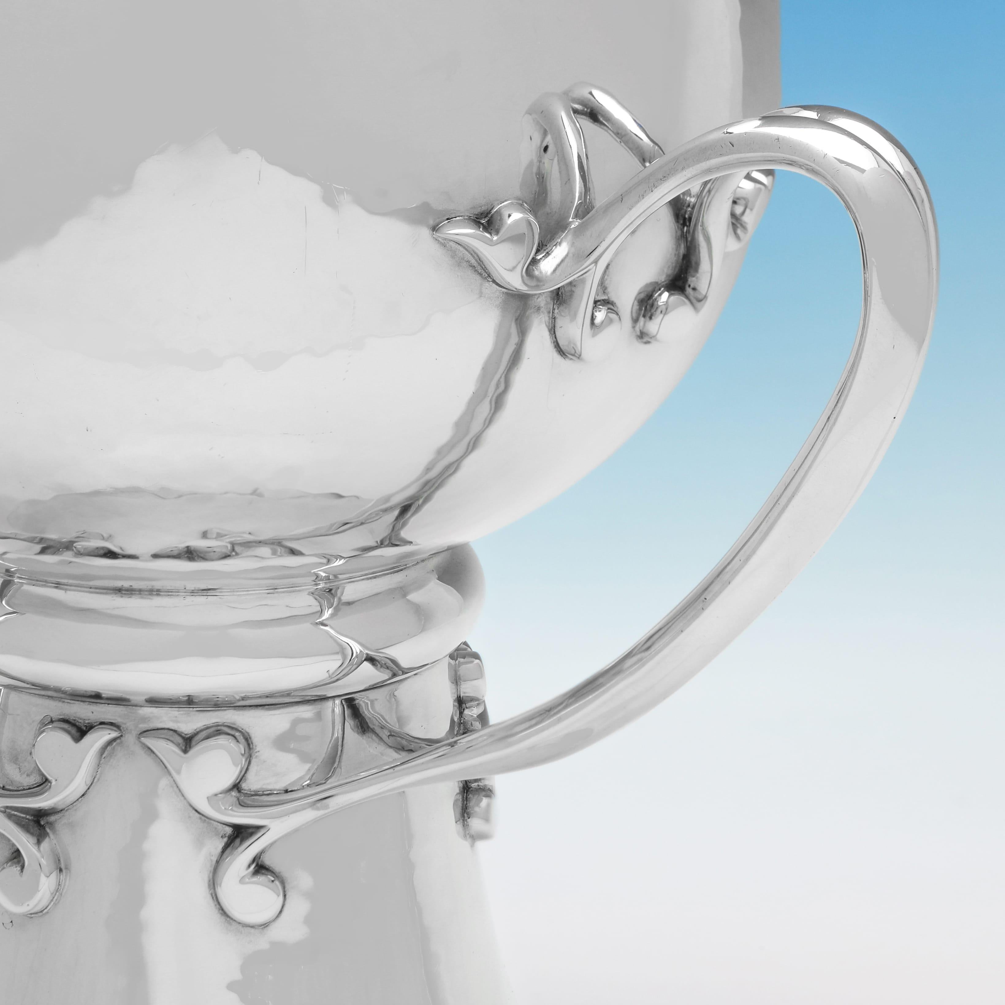 Arts and Crafts Coupe à 3 anses en argent sterling d'époque Arte Antiques faite en 1925 en vente