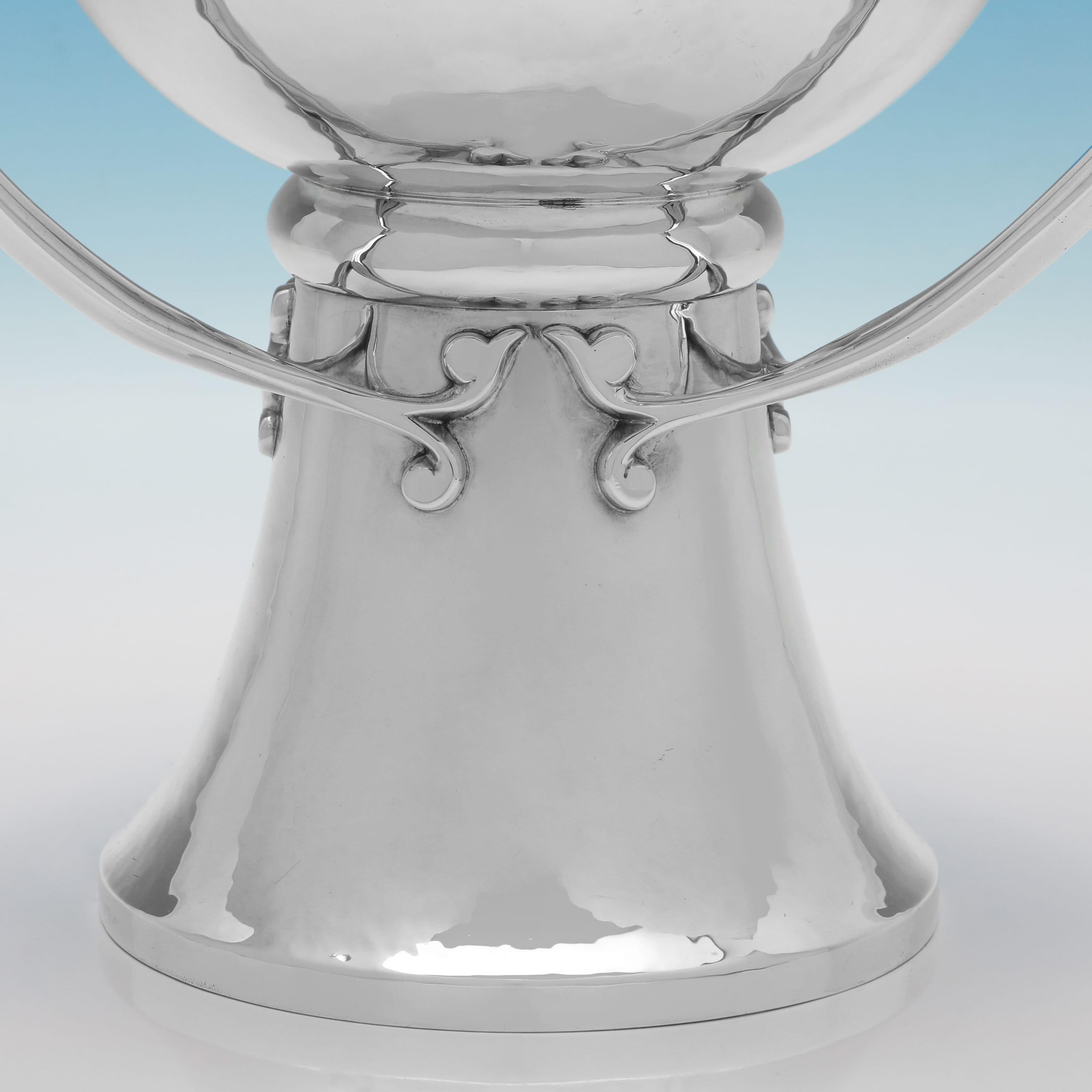 Anglais Coupe à 3 anses en argent sterling d'époque Arte Antiques faite en 1925 en vente