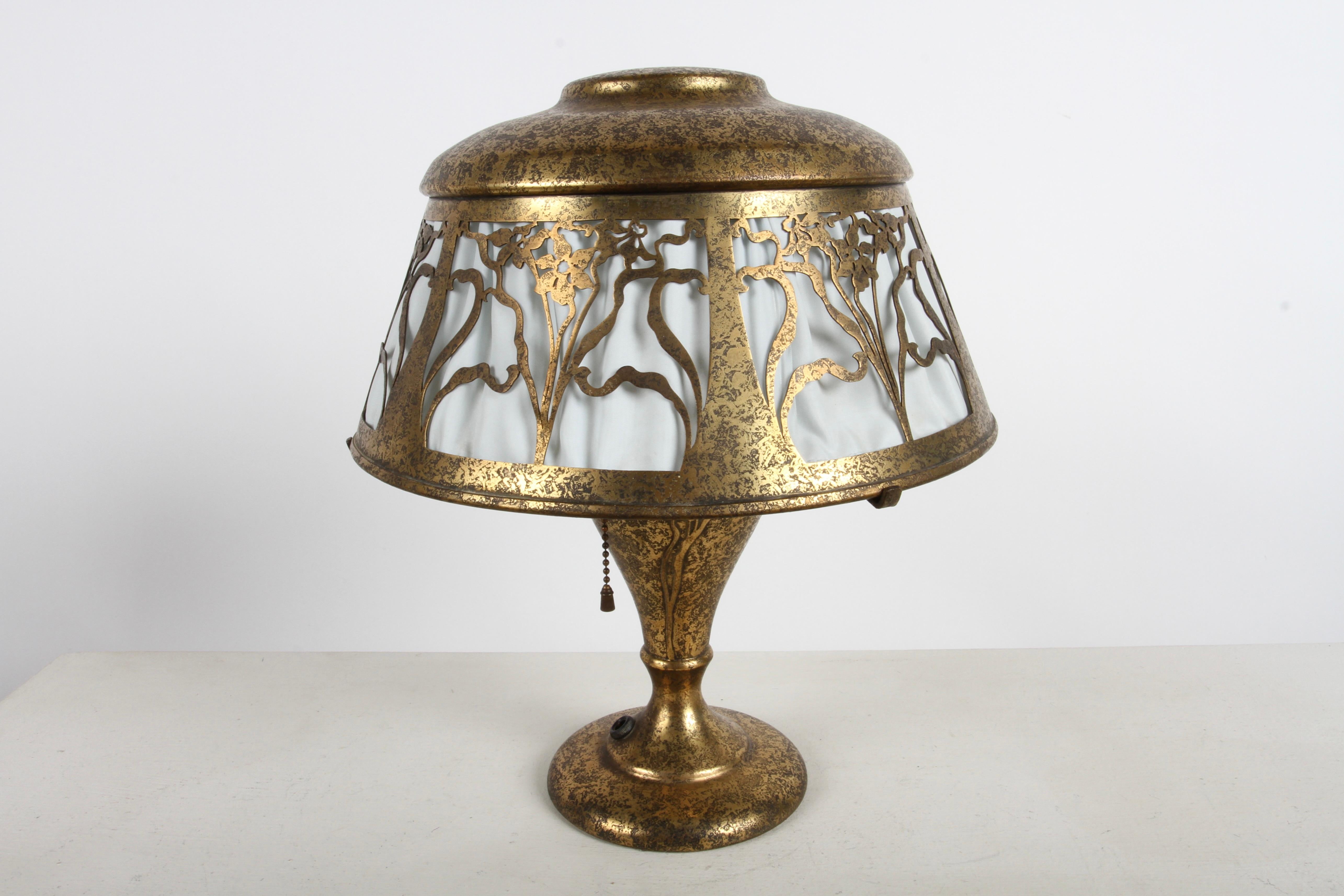 Lampada da tavolo Boudoir floreale in bronzo del periodo Arts & Crafts di Heintz Metal Art in vendita 4