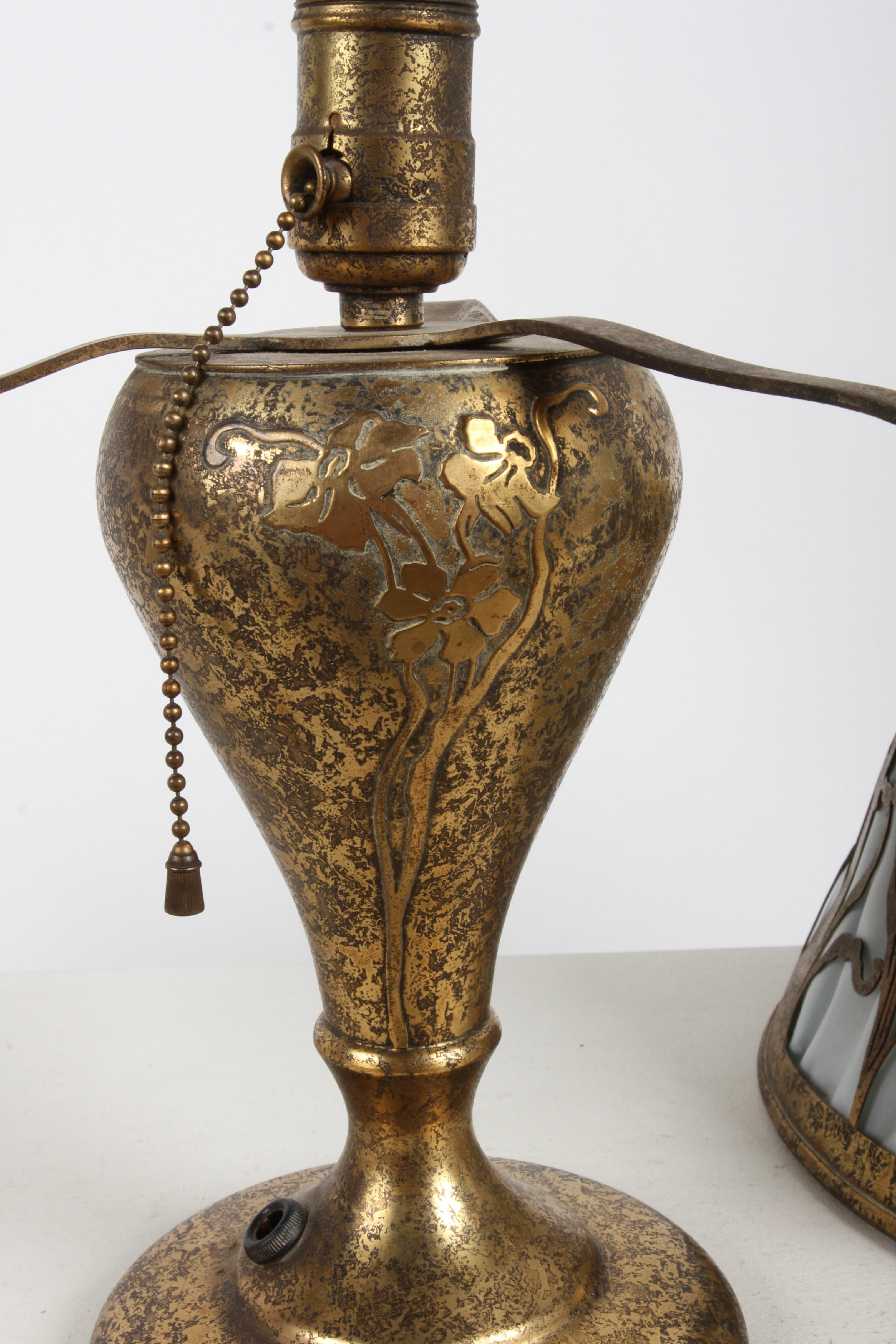 Lampada da tavolo Boudoir floreale in bronzo del periodo Arts & Crafts di Heintz Metal Art in vendita 5