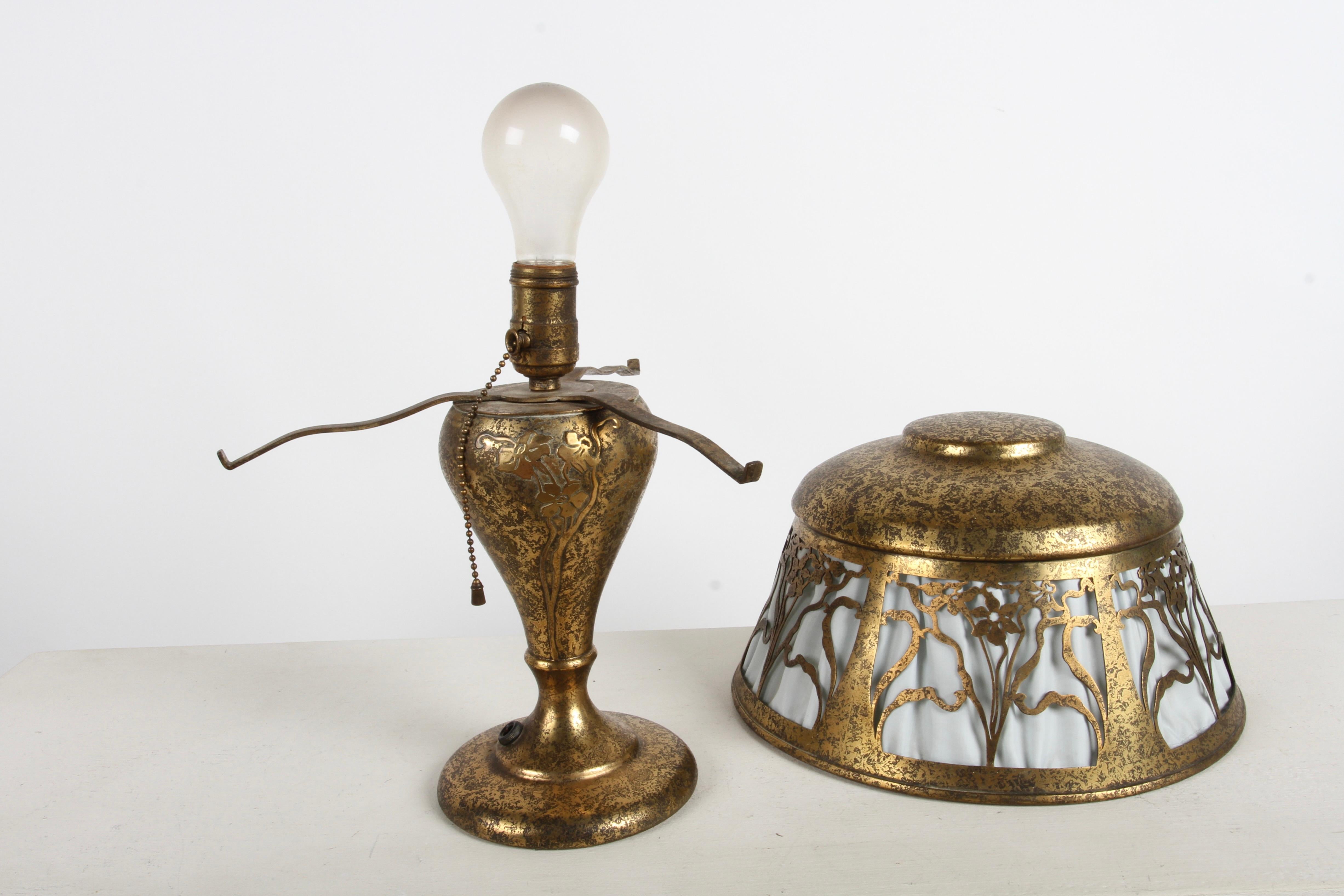 Lampada da tavolo Boudoir floreale in bronzo del periodo Arts & Crafts di Heintz Metal Art in vendita 6