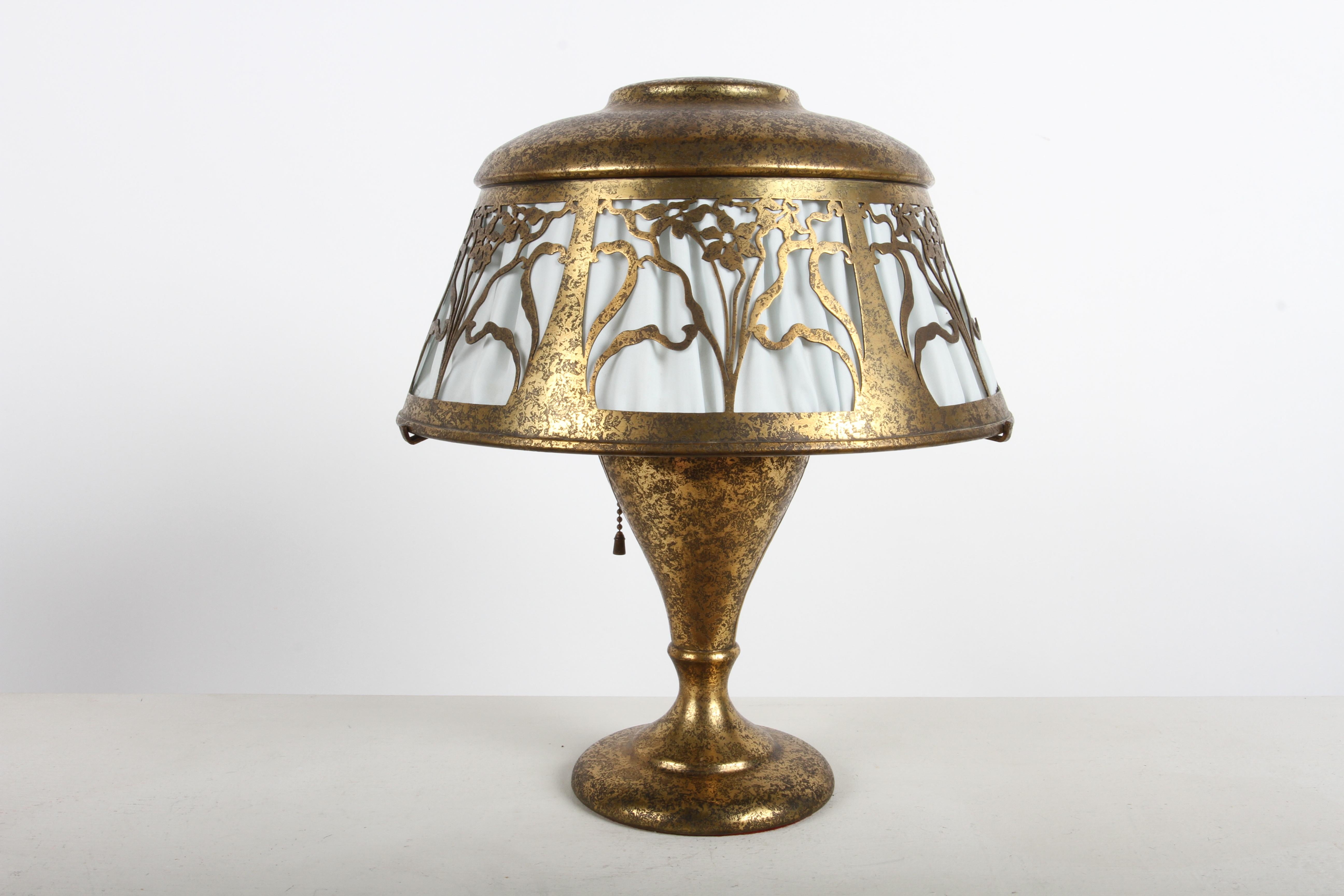 Heintz Art Metal Shop, Buffalo, NY (1906-1930), lampada da tavolo da boudoir in bronzo con paralume floreale in metallo traforato. Base a bulbo con decorazione floreale sovrapposta, apparecchio a presa singola, paralume a cupola abbinato con