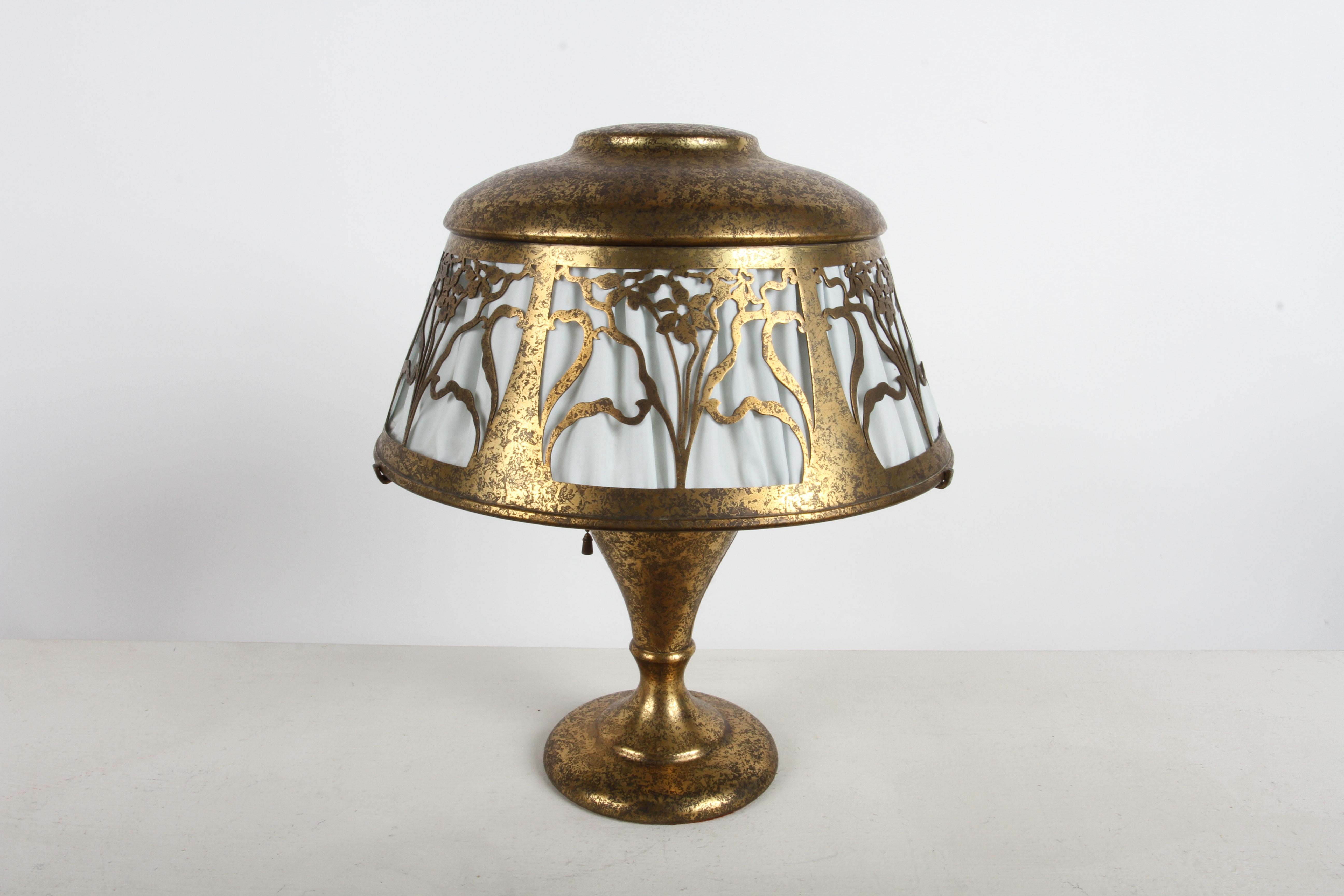 Arts and Crafts Lampada da tavolo Boudoir floreale in bronzo del periodo Arts & Crafts di Heintz Metal Art in vendita