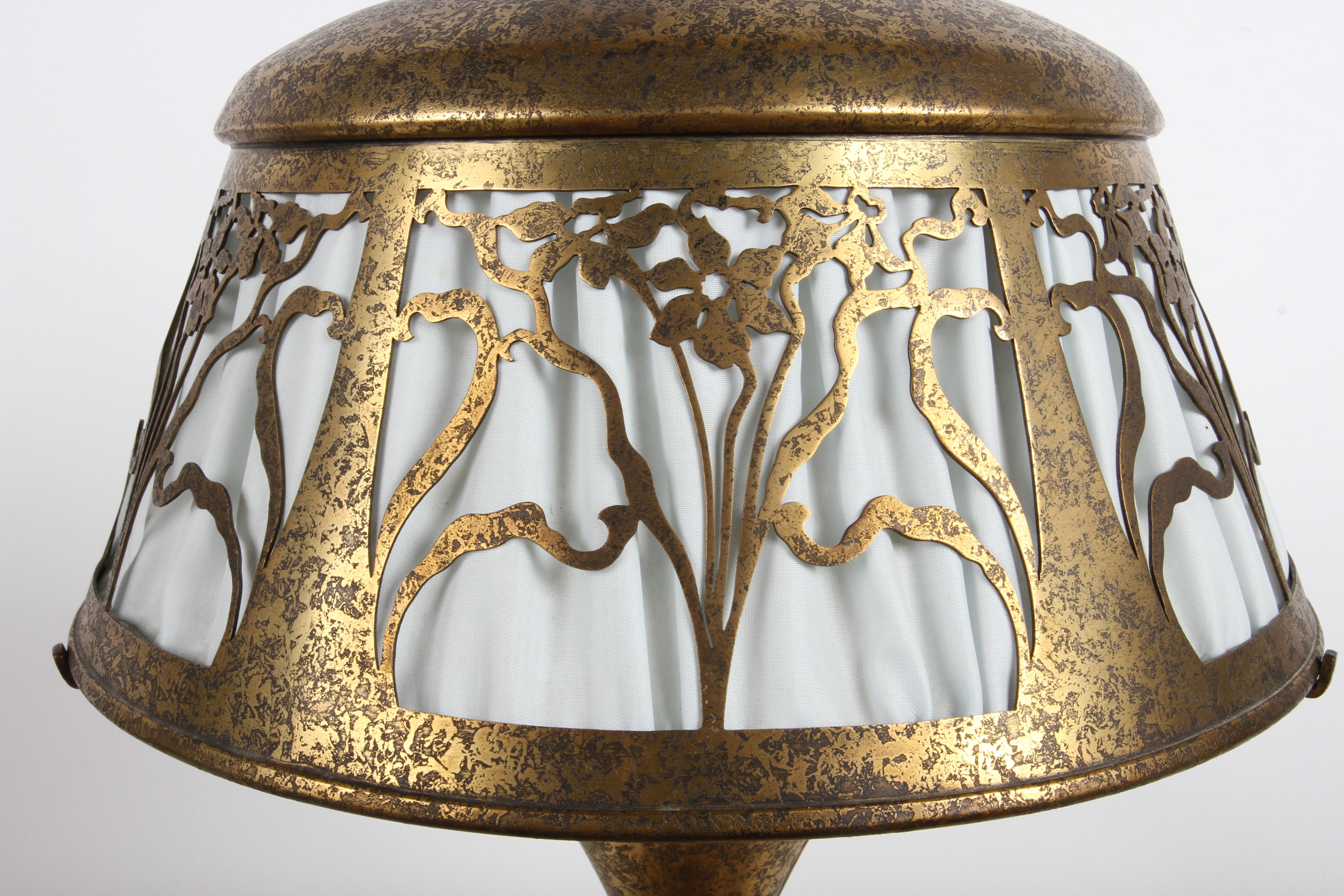 Inizio XX secolo Lampada da tavolo Boudoir floreale in bronzo del periodo Arts & Crafts di Heintz Metal Art in vendita