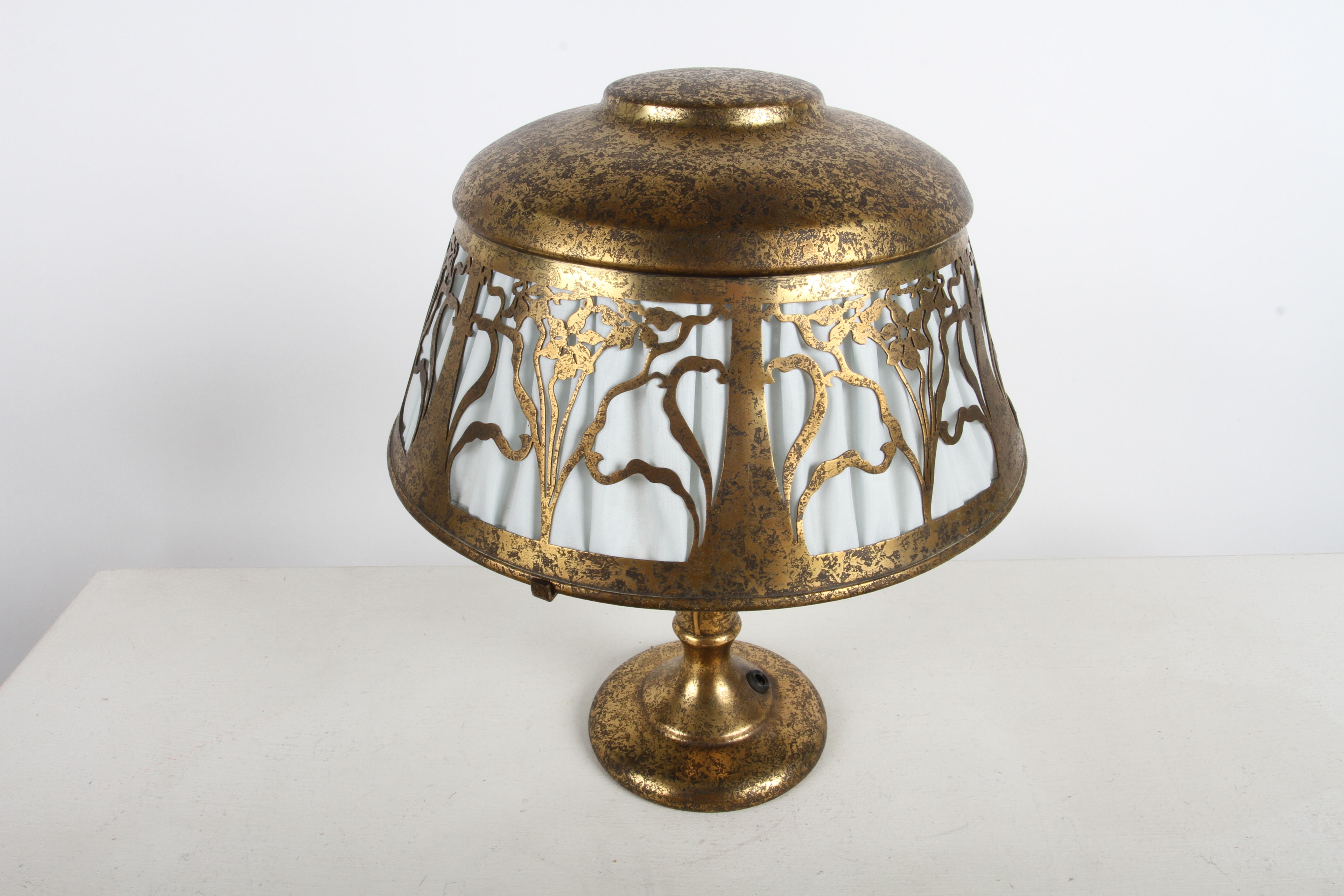 Lampada da tavolo Boudoir floreale in bronzo del periodo Arts & Crafts di Heintz Metal Art in vendita 1