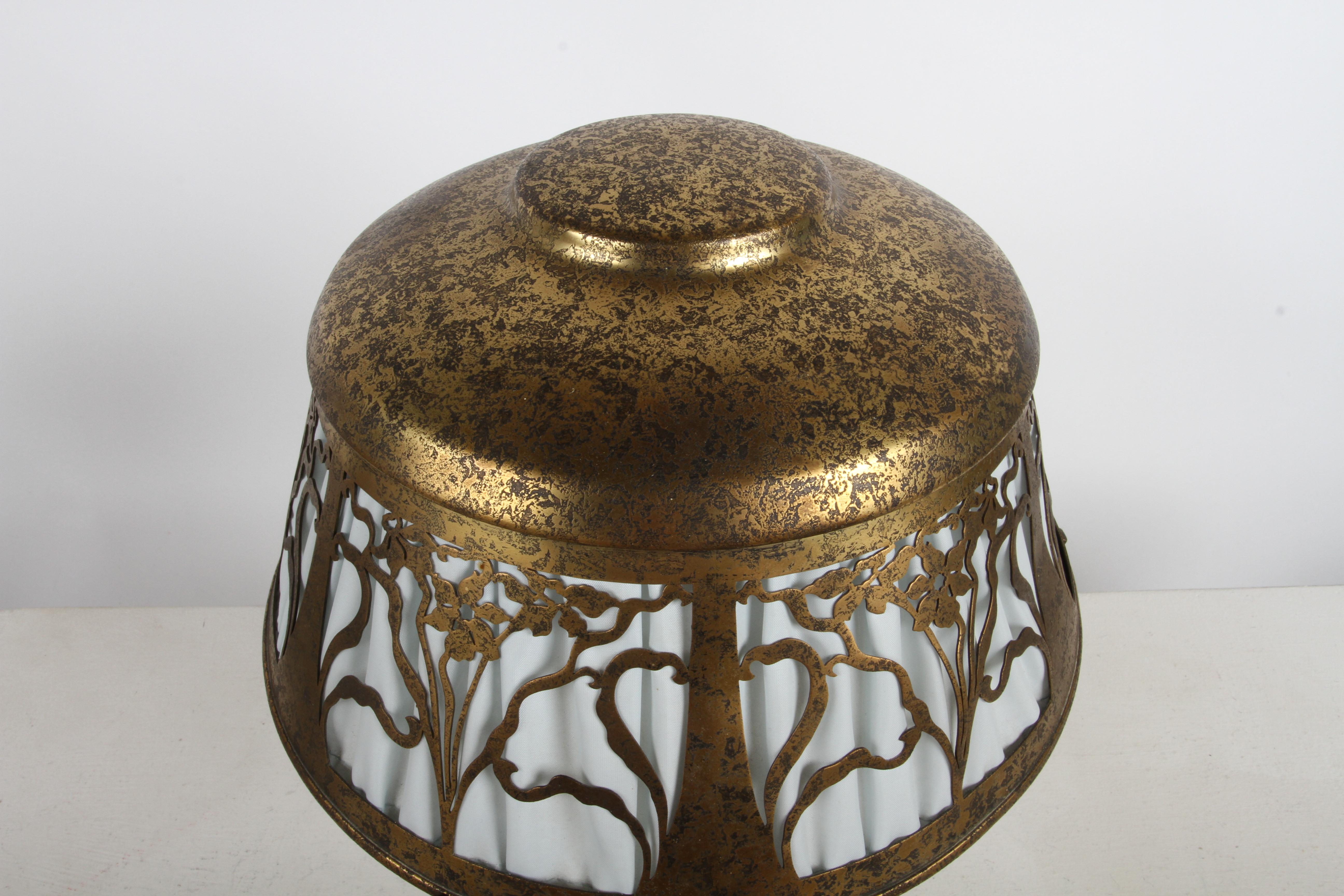 Lampada da tavolo Boudoir floreale in bronzo del periodo Arts & Crafts di Heintz Metal Art in vendita 2