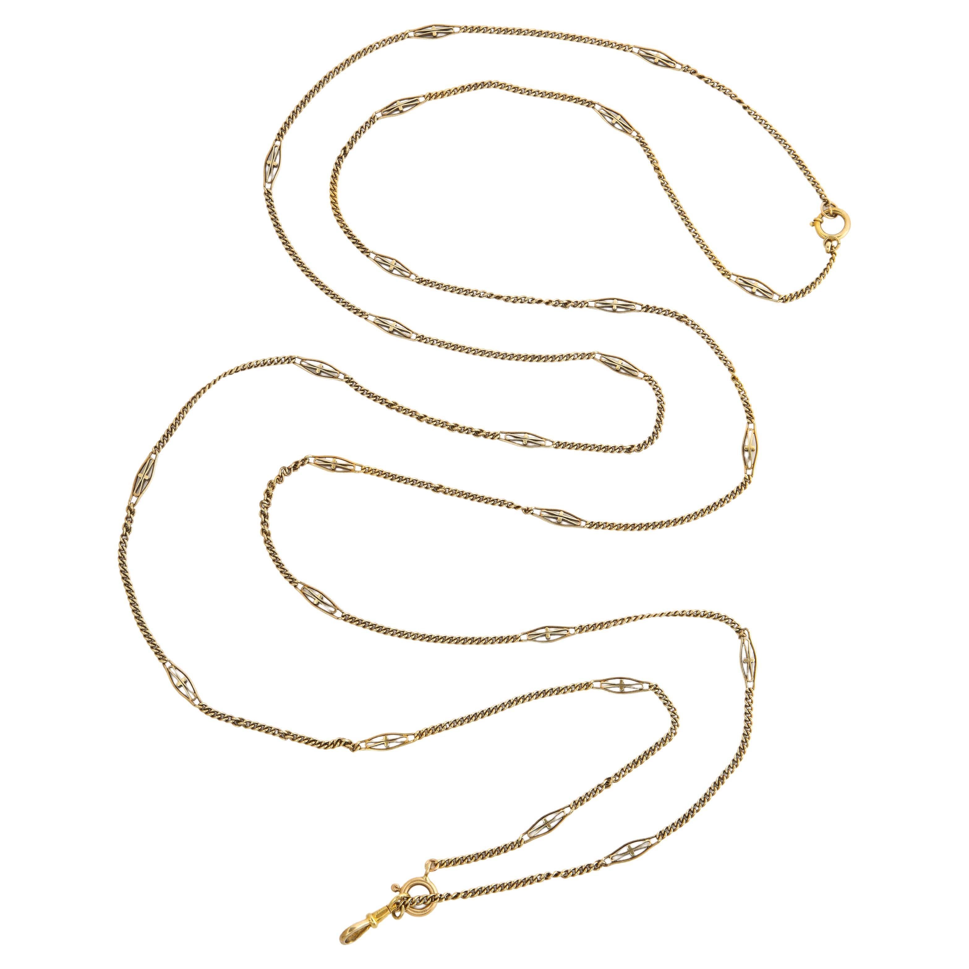 Una catena d'oro lunga di fabbricazione americana che continua all'infinito o che può essere divisa in due parti. La lunghezza di Forever è di 65 pollici. Le maglie rotonde intrecciate sono interrotte periodicamente da maglie oblunghe che hanno al