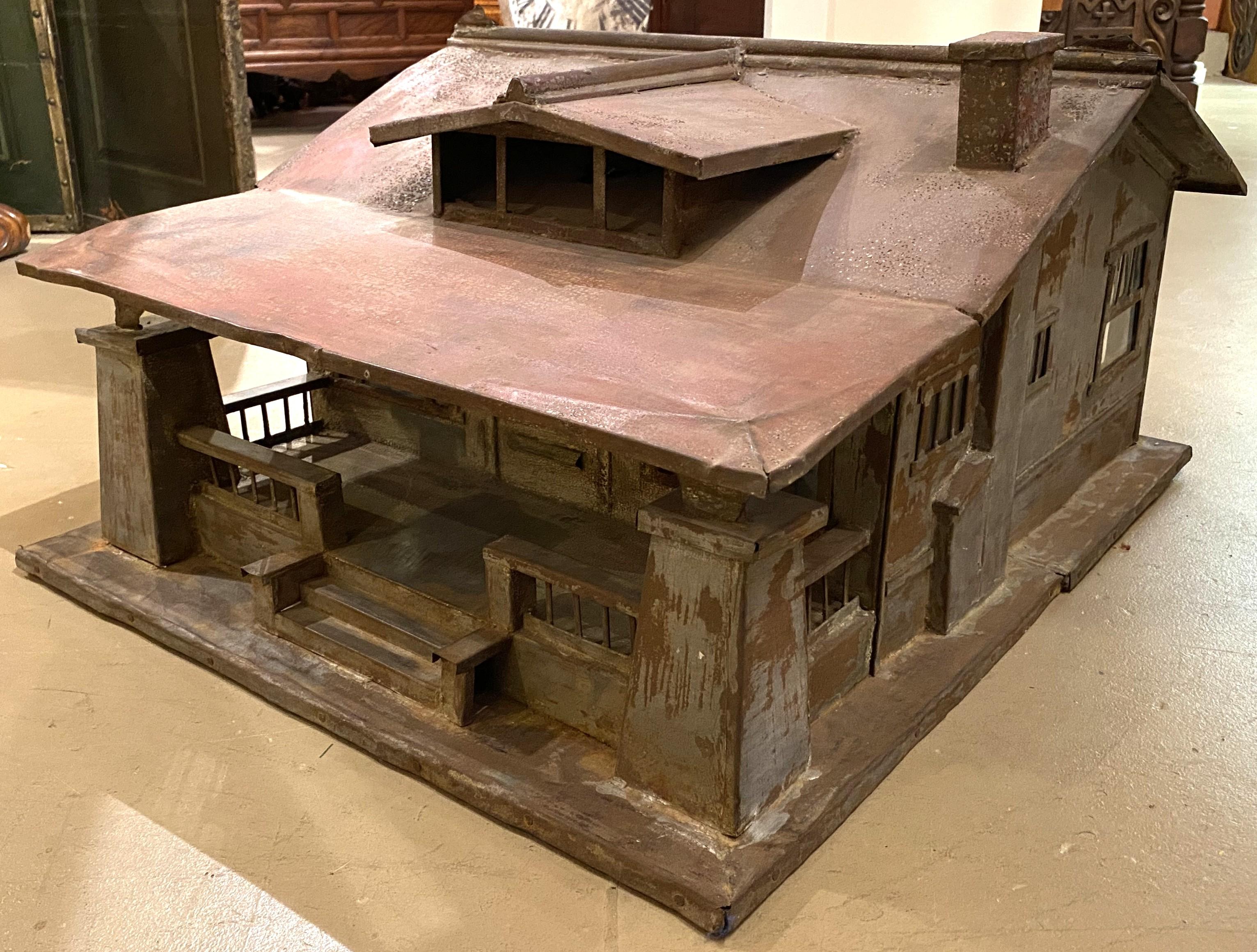 Magnifique modèle d'une maison de la période Arts & Crafts, peinte à la main et construite en métal et en bois, avec un porche, des fenêtres en verre, une lucarne et une cheminée, avec une belle patine de surface, de petites bosses, une rouille