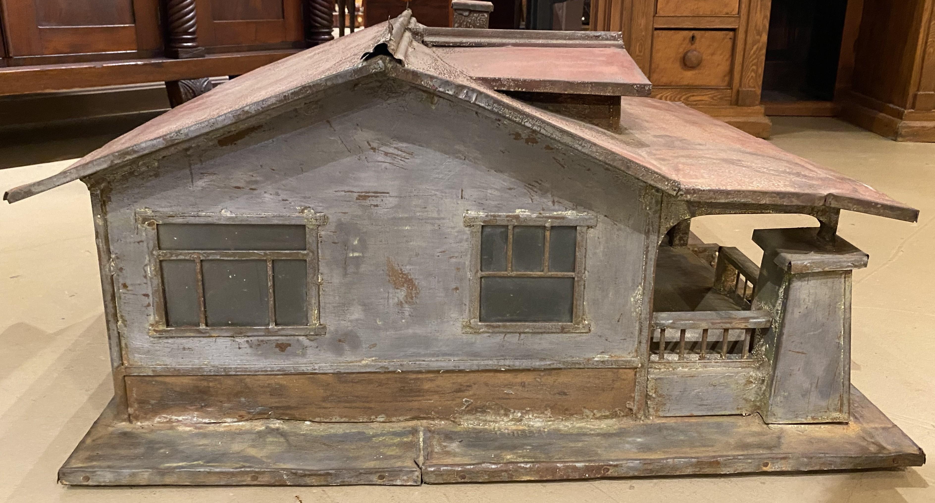Américain House of Arts No. en métal peint et Wood Wood en vente