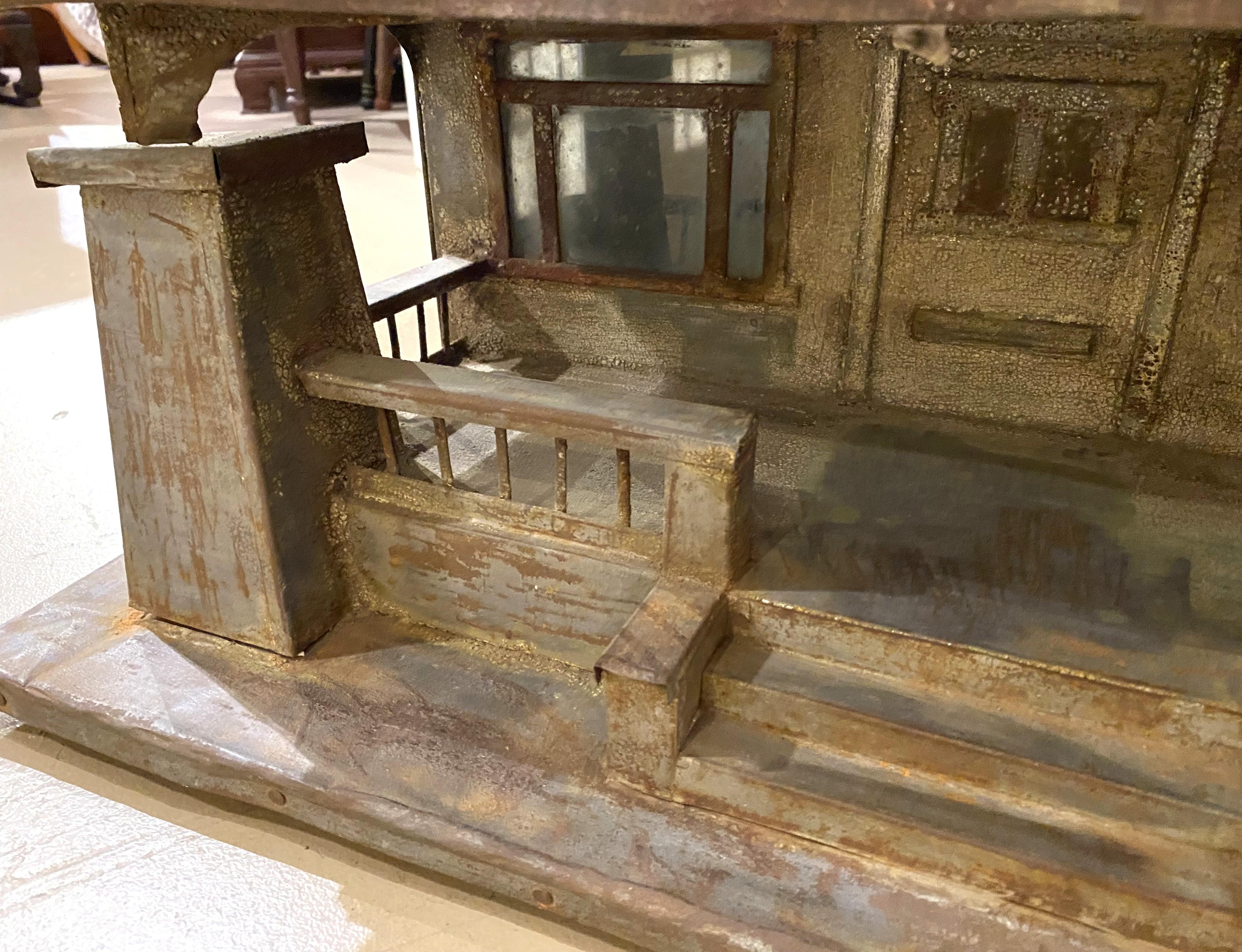 Métal House of Arts No. en métal peint et Wood Wood en vente