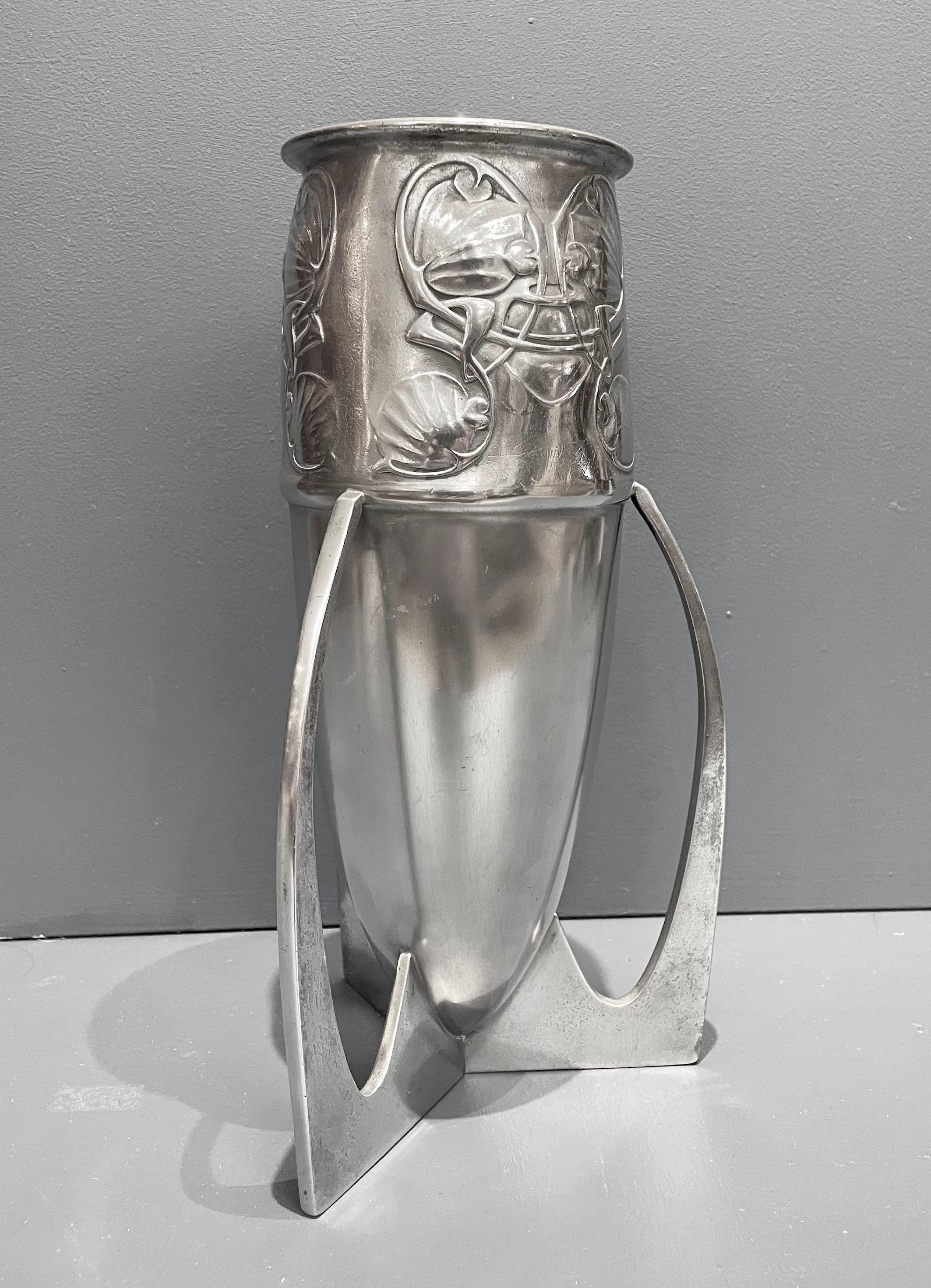 Vase en étain stylisé Arts & Crafts

Conçu par Archibald Knox

Estampillé Liberty & Co No 0927

Vers 1903

Hauteur 29 cm. Diamètre 17cm