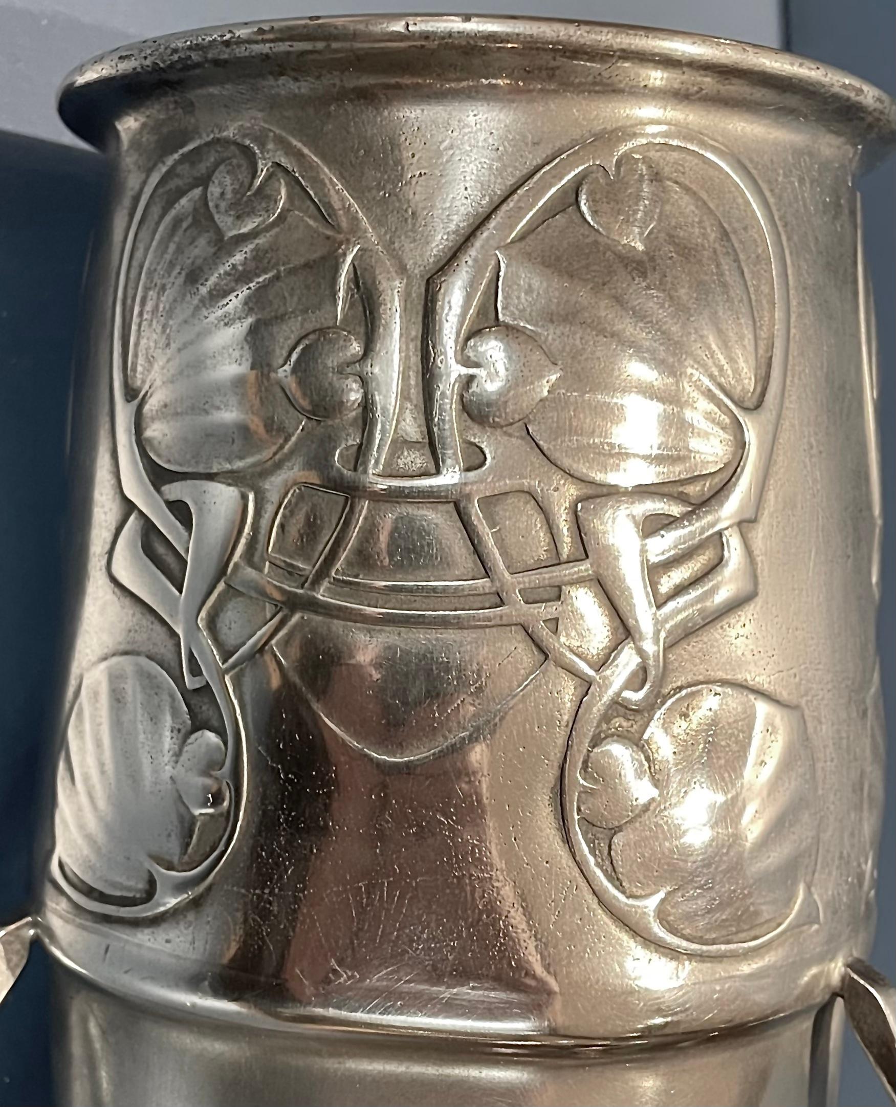 Arts and Crafts Vase en étain Arts & Crafts par Archibald Knox pour Liberty & Co. en vente