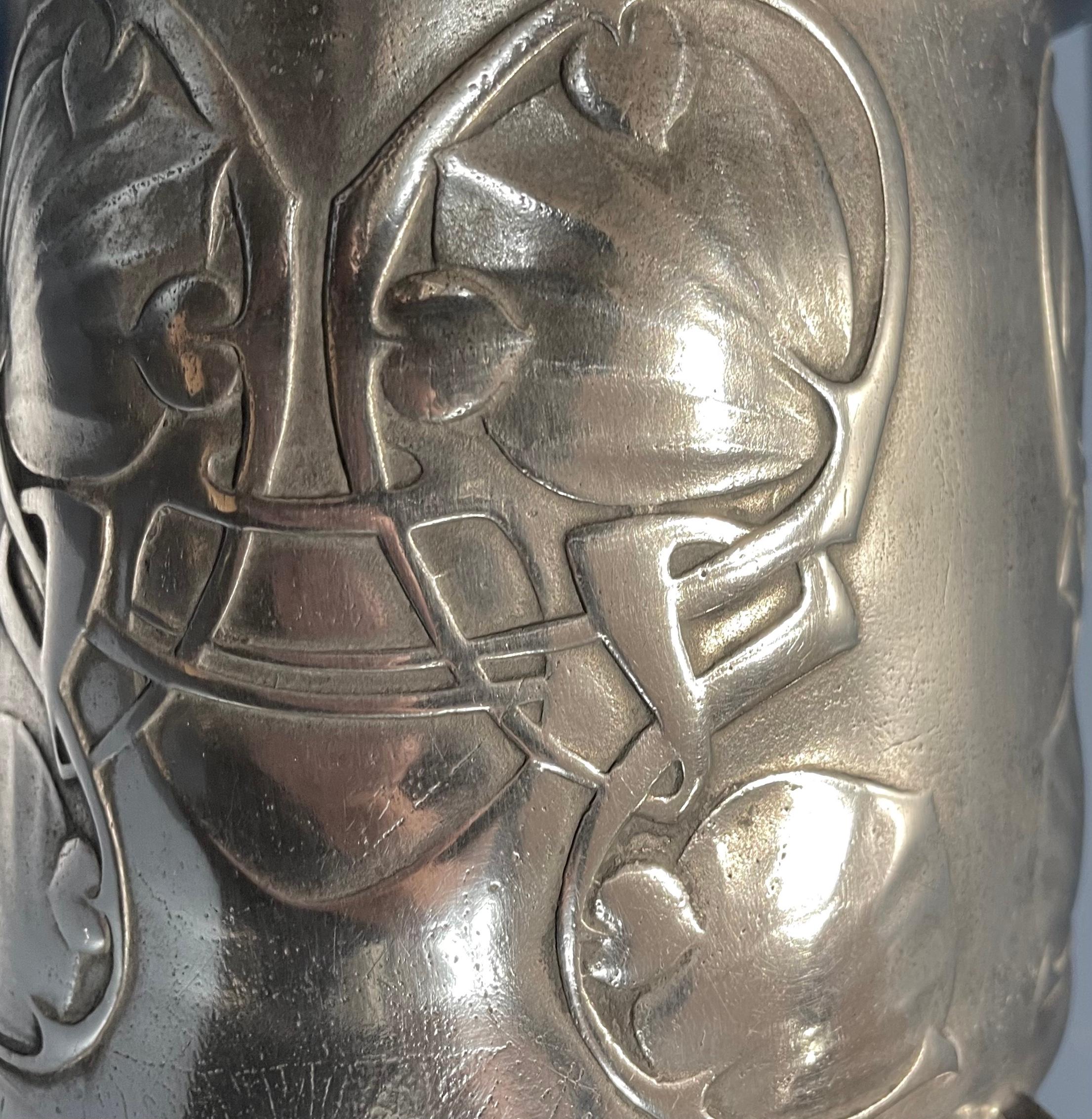 Anglais Vase en étain Arts & Crafts par Archibald Knox pour Liberty & Co. en vente