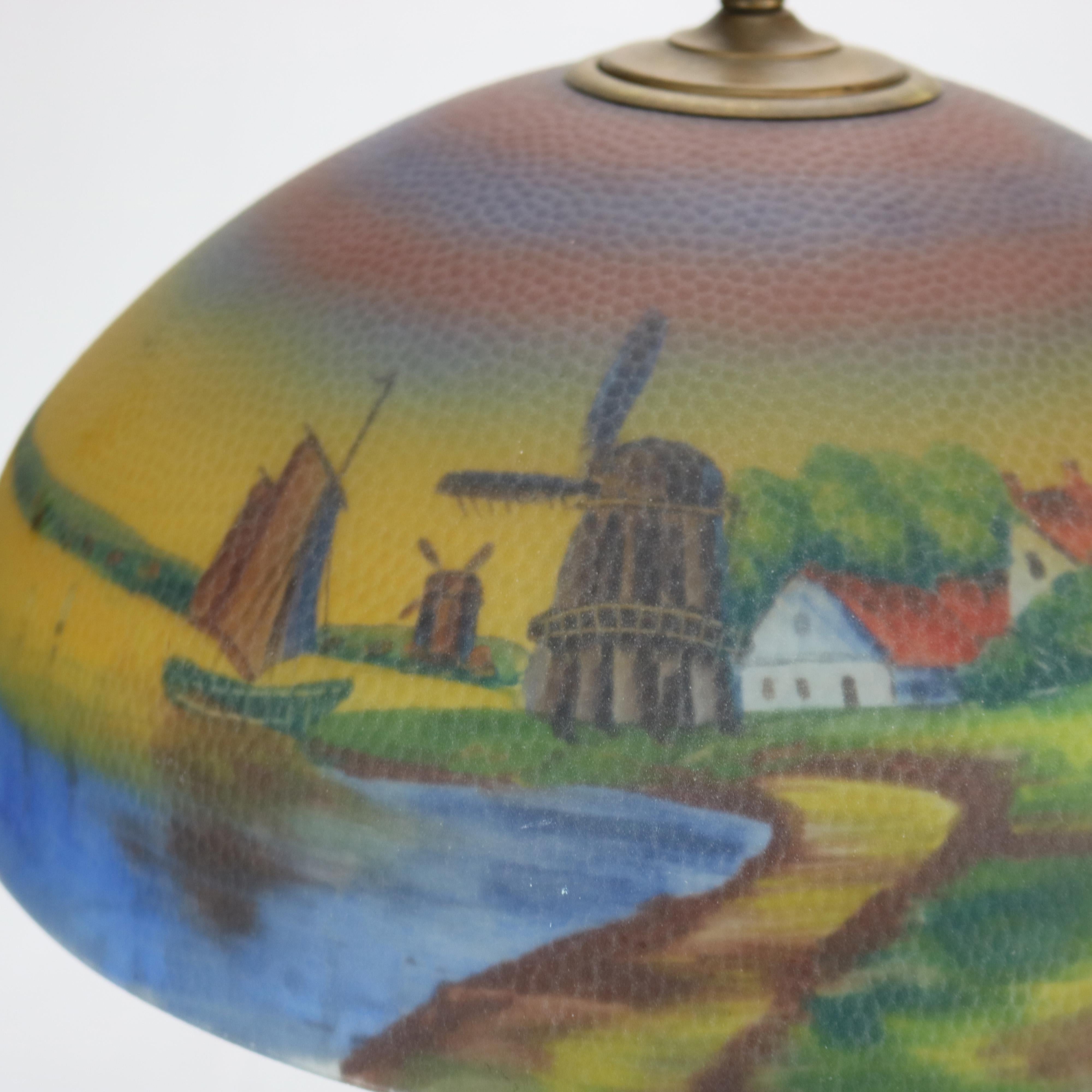 Arts and Crafts Lampe de scène de paysage de l'école Phoenix peinte à l'envers en verre texturé en vente
