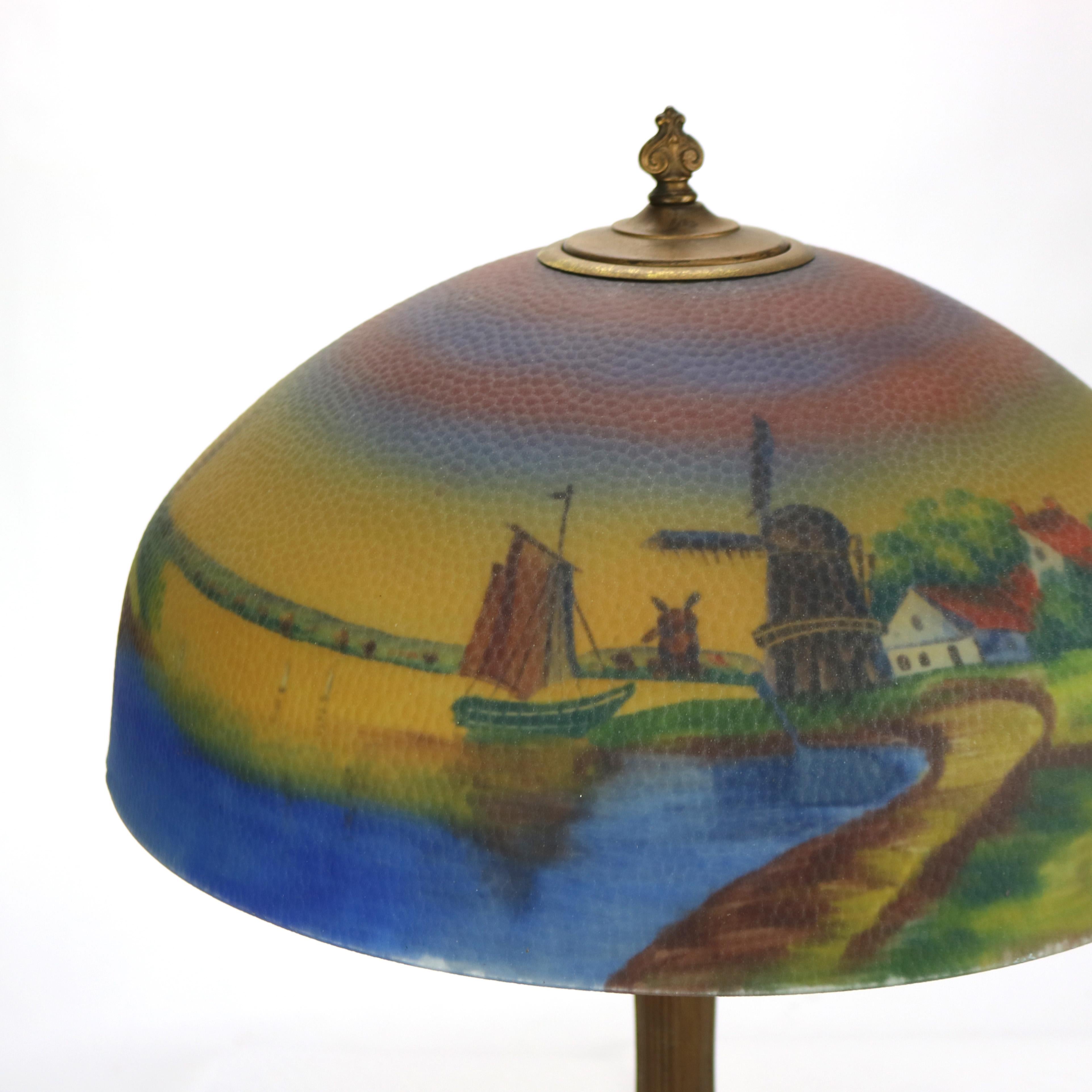 20ième siècle Lampe de scène de paysage de l'école Phoenix peinte à l'envers en verre texturé en vente