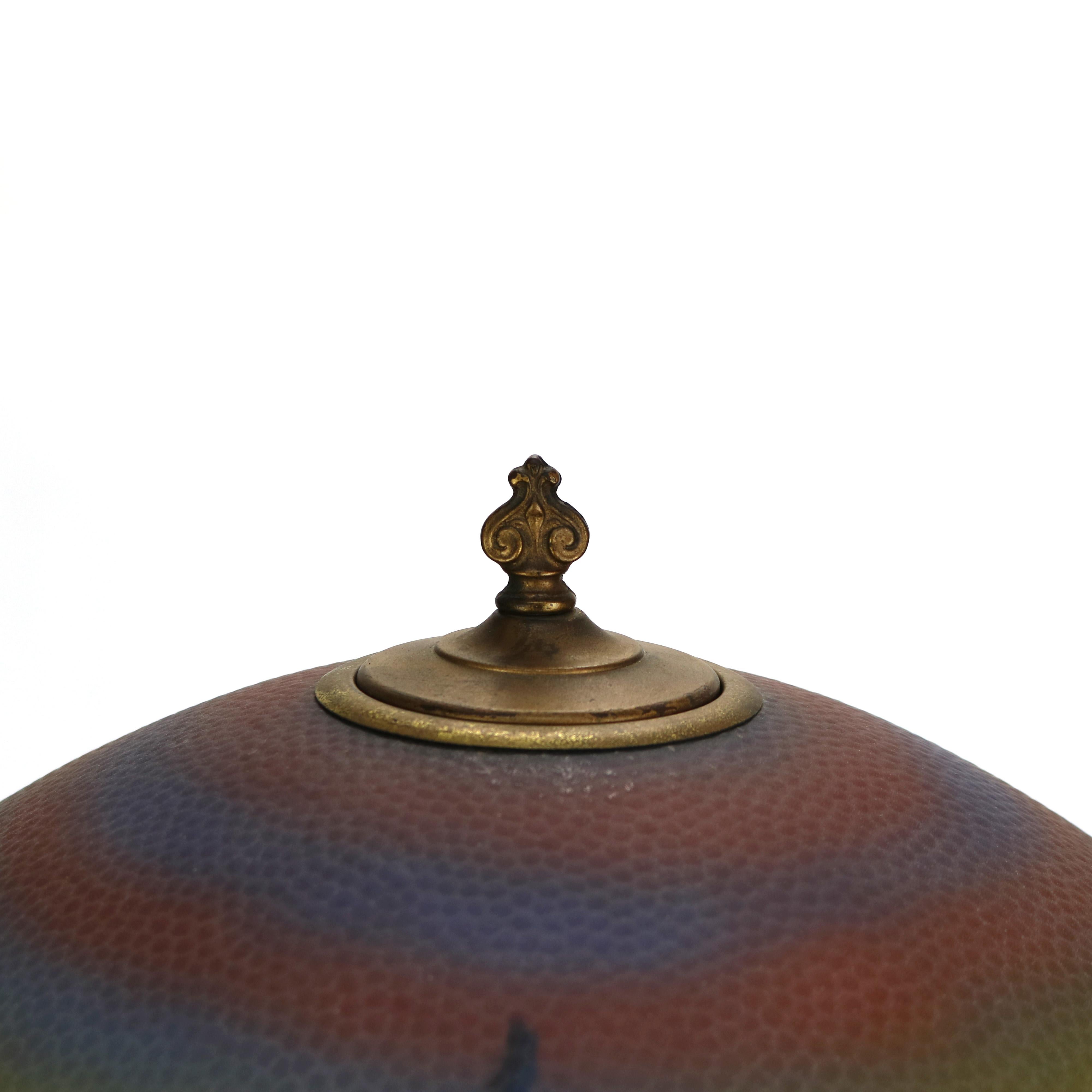 Lampe de scène de paysage de l'école Phoenix peinte à l'envers en verre texturé en vente 1