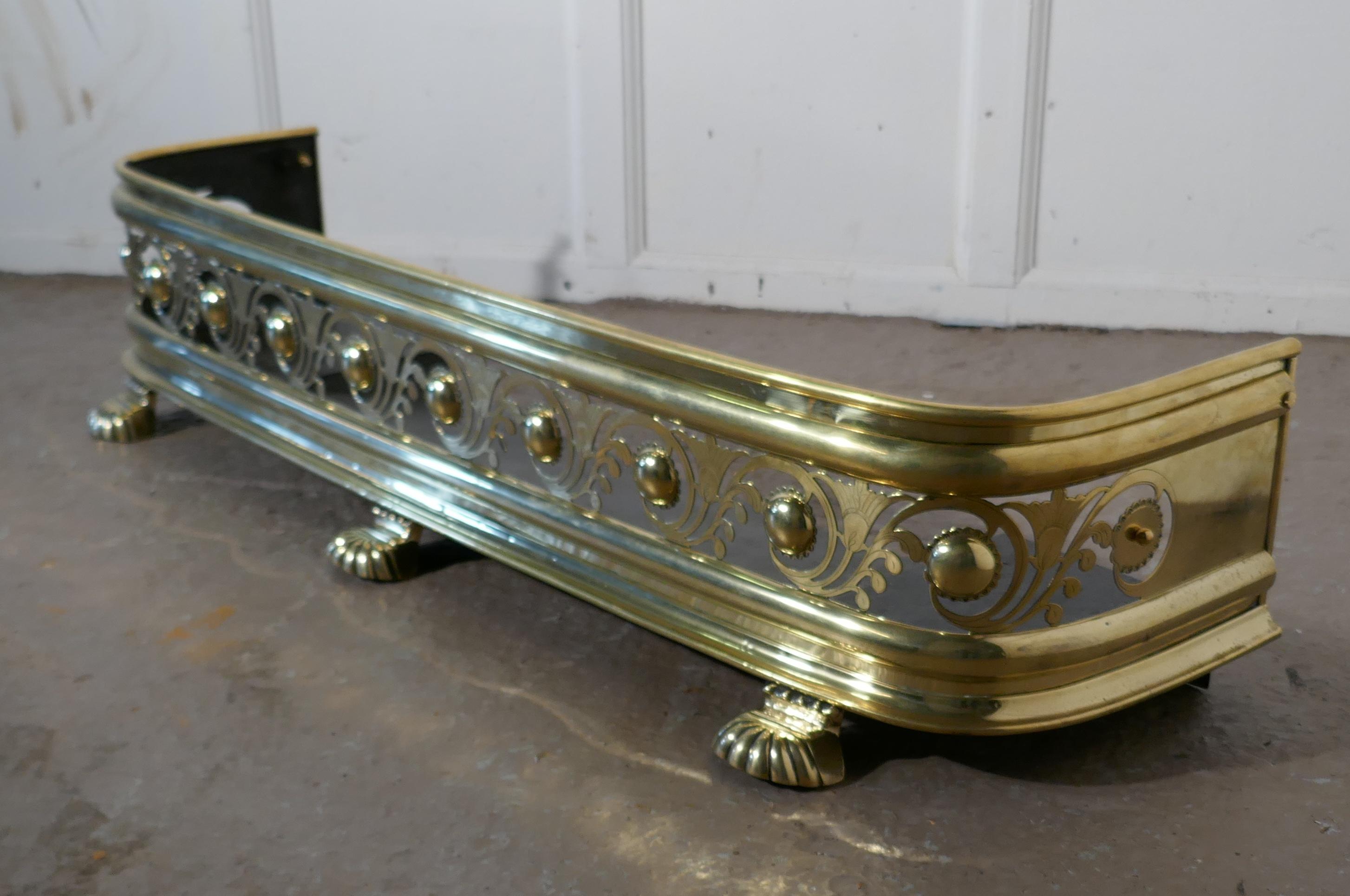 Arts & Crafts Pierced Brass Fender In Good Condition For Sale In Chillerton, Isle of Wight