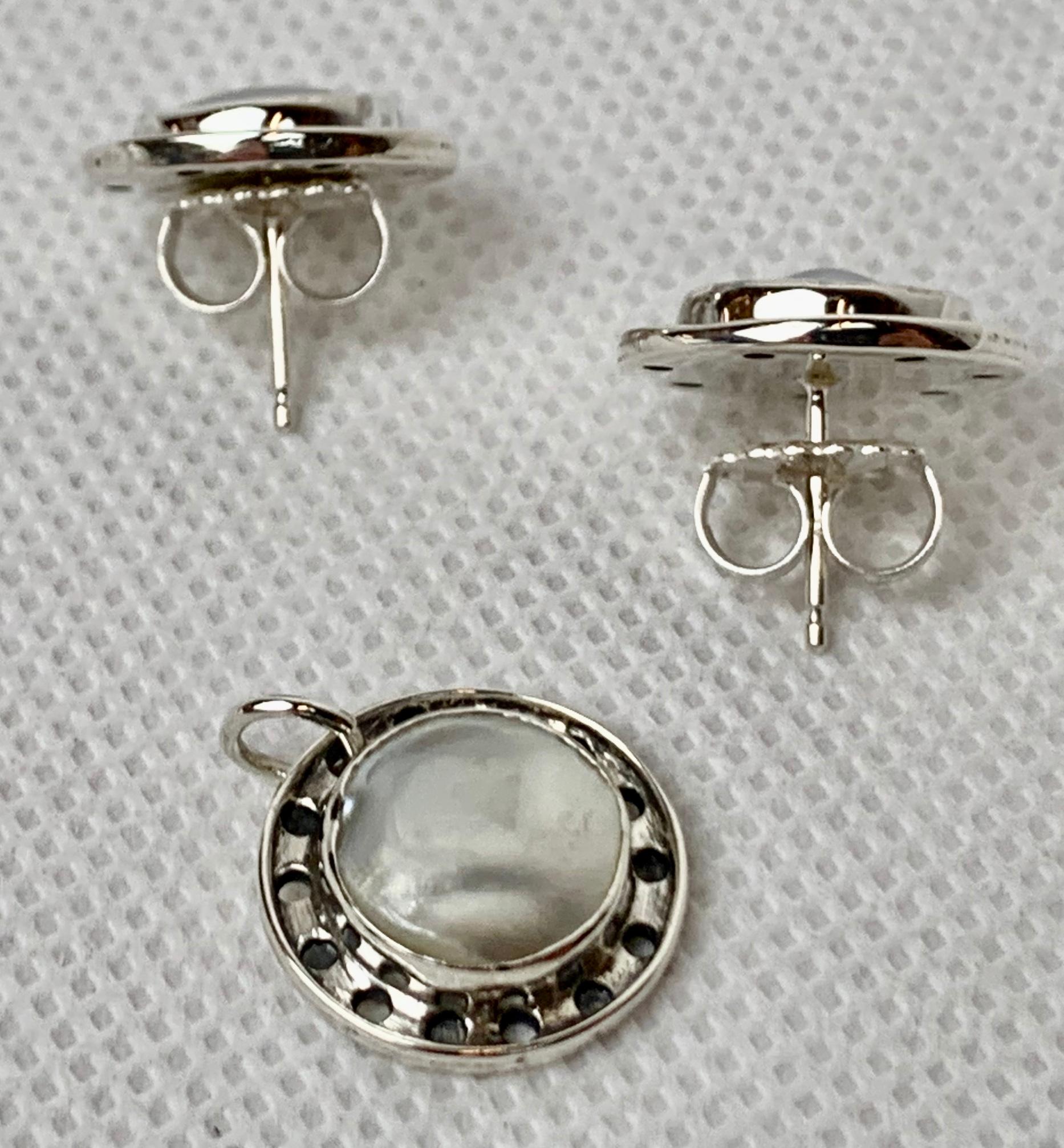 Period Arts and Crafts pierced earrings with matching pendant hand crafted in sterling silver with natural mabé pearls.
Professionally cleaned and polished by hand.
Diameter-5/8