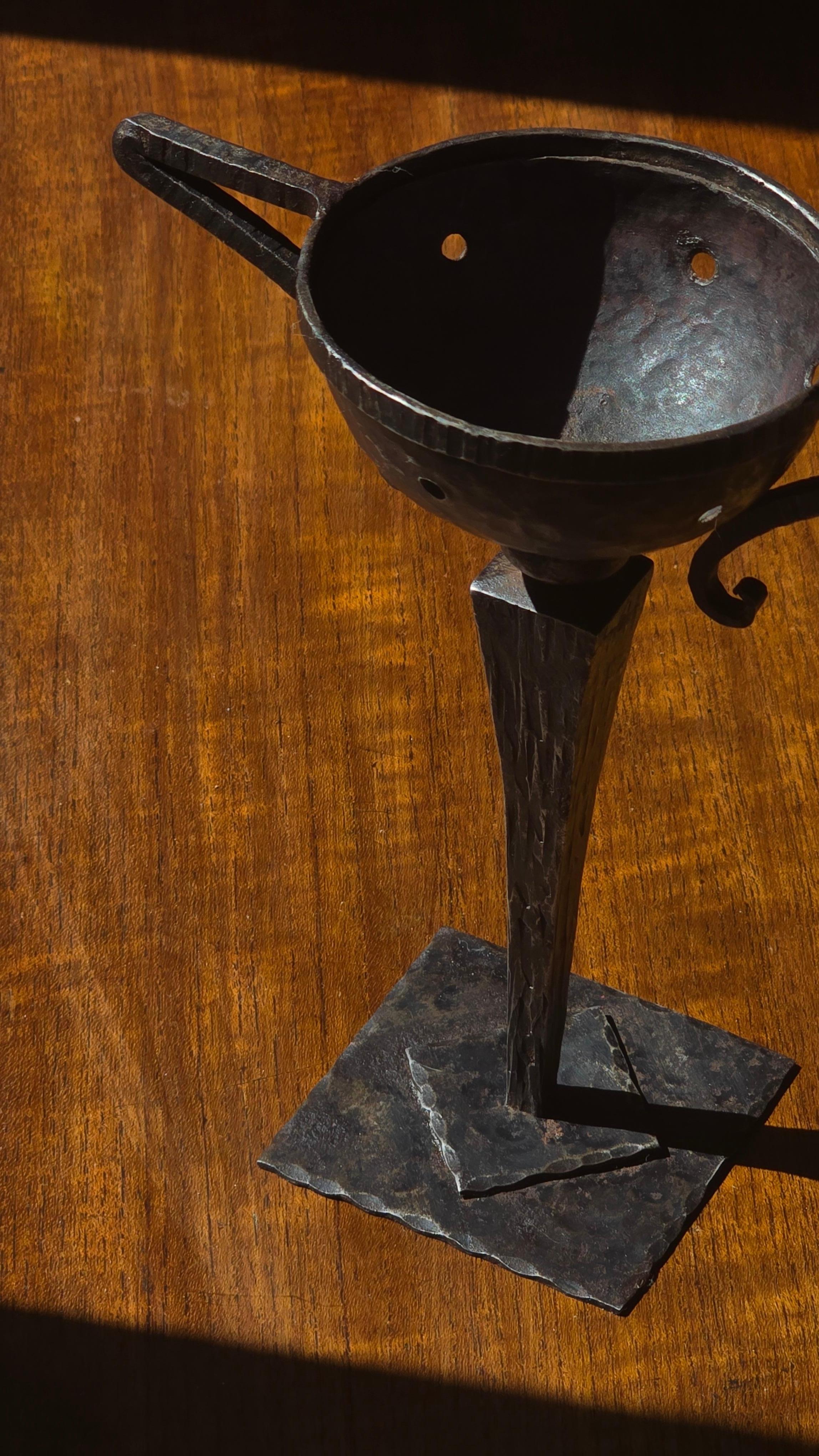 Arts & Crafts Pierced Metal Tazza with Twin Handles, c. 1900 In Good Condition For Sale In PARIS, FR