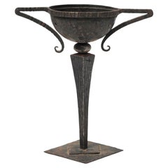 Tazza de metal calado Arts & Crafts con dos asas, c. 1900