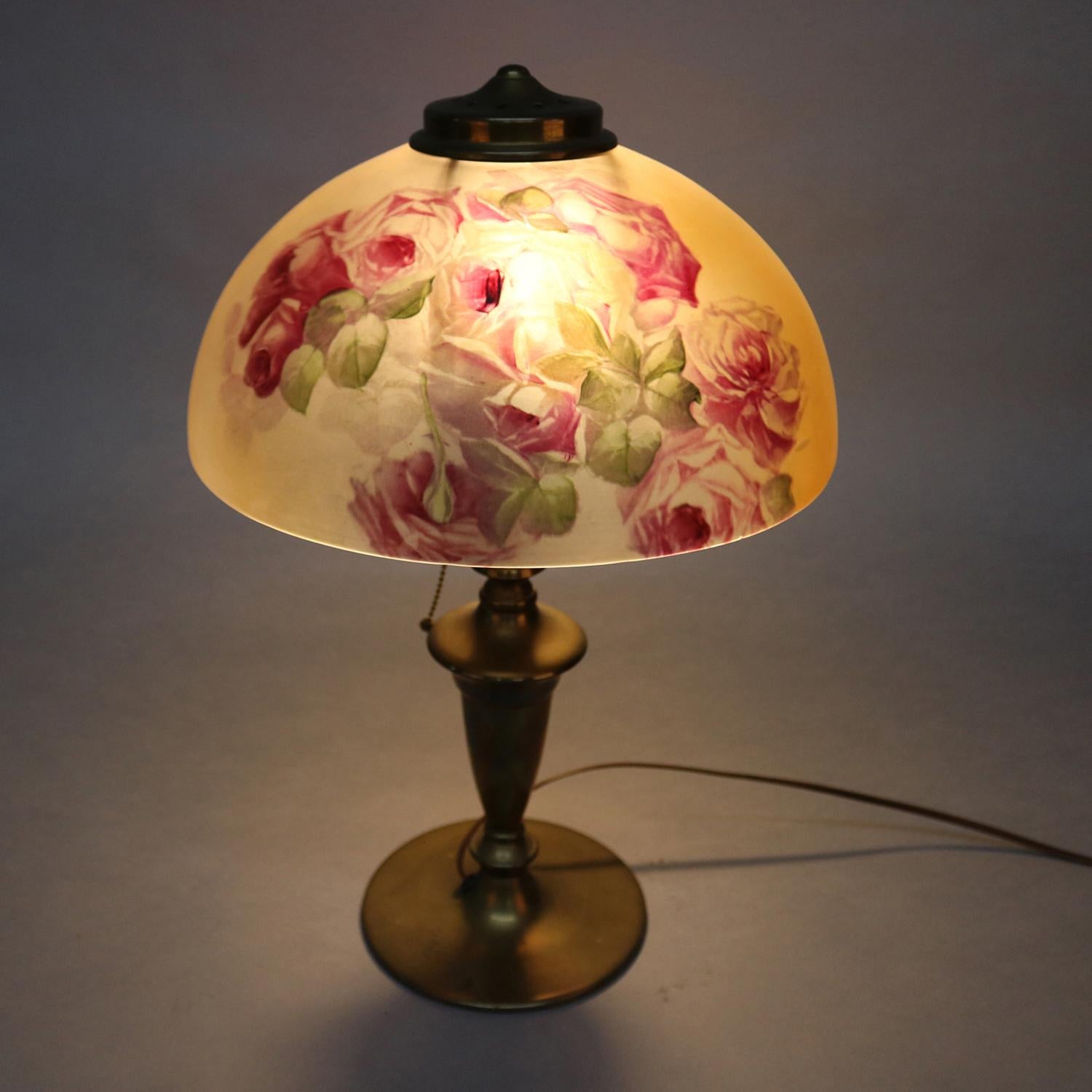 Arts & Crafts Pittsburgh Tischlampe mit urnförmigem Sockel aus Messing mit zwei Fassungen:: floraler:: rückseitig bemalter Glasschirm mit Rosen:: um 1920

Maße: 20
