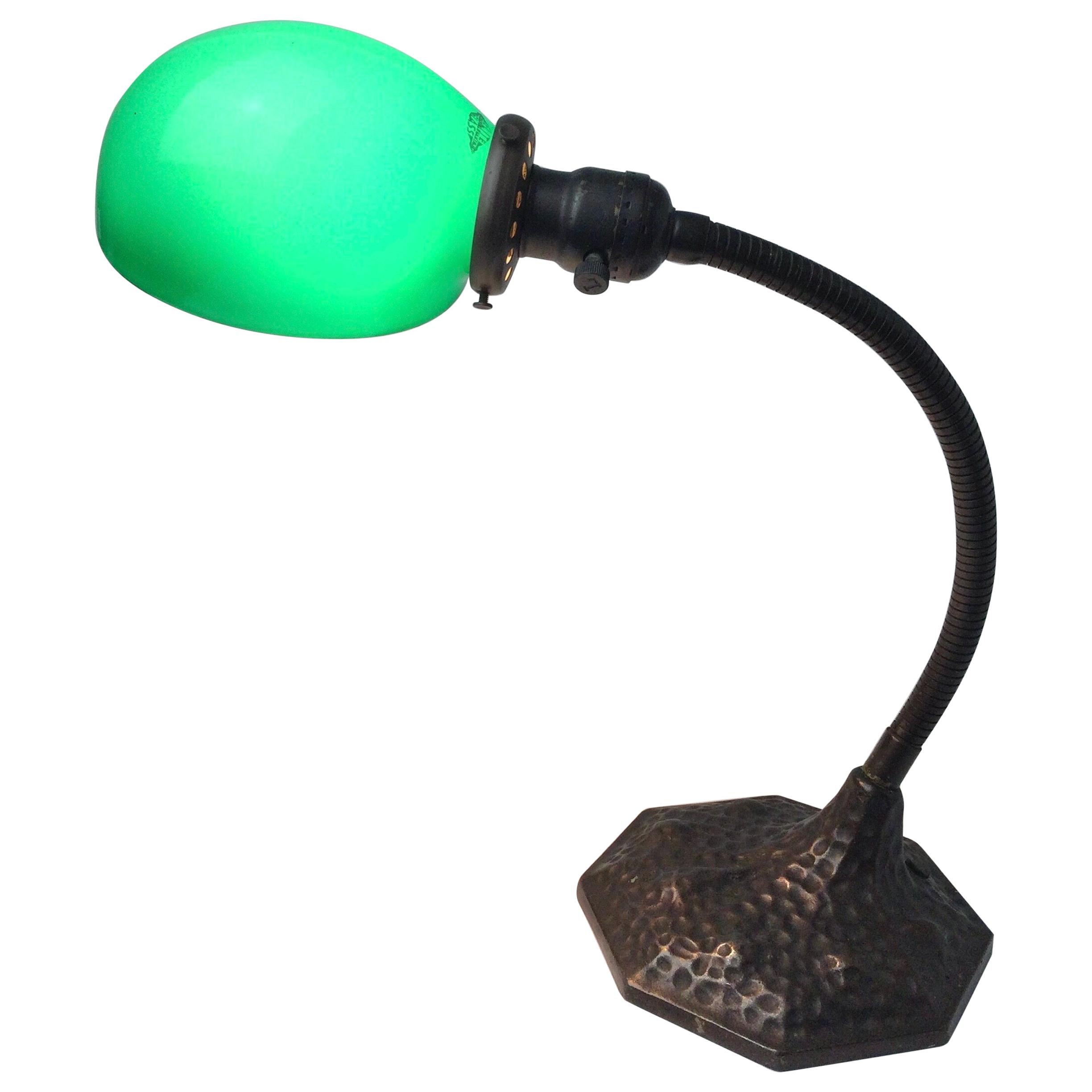 Verstellbare Arts and Crafts Prince-Schreibtischlampe mit grünem Glasschirm und Etuiglasschirm