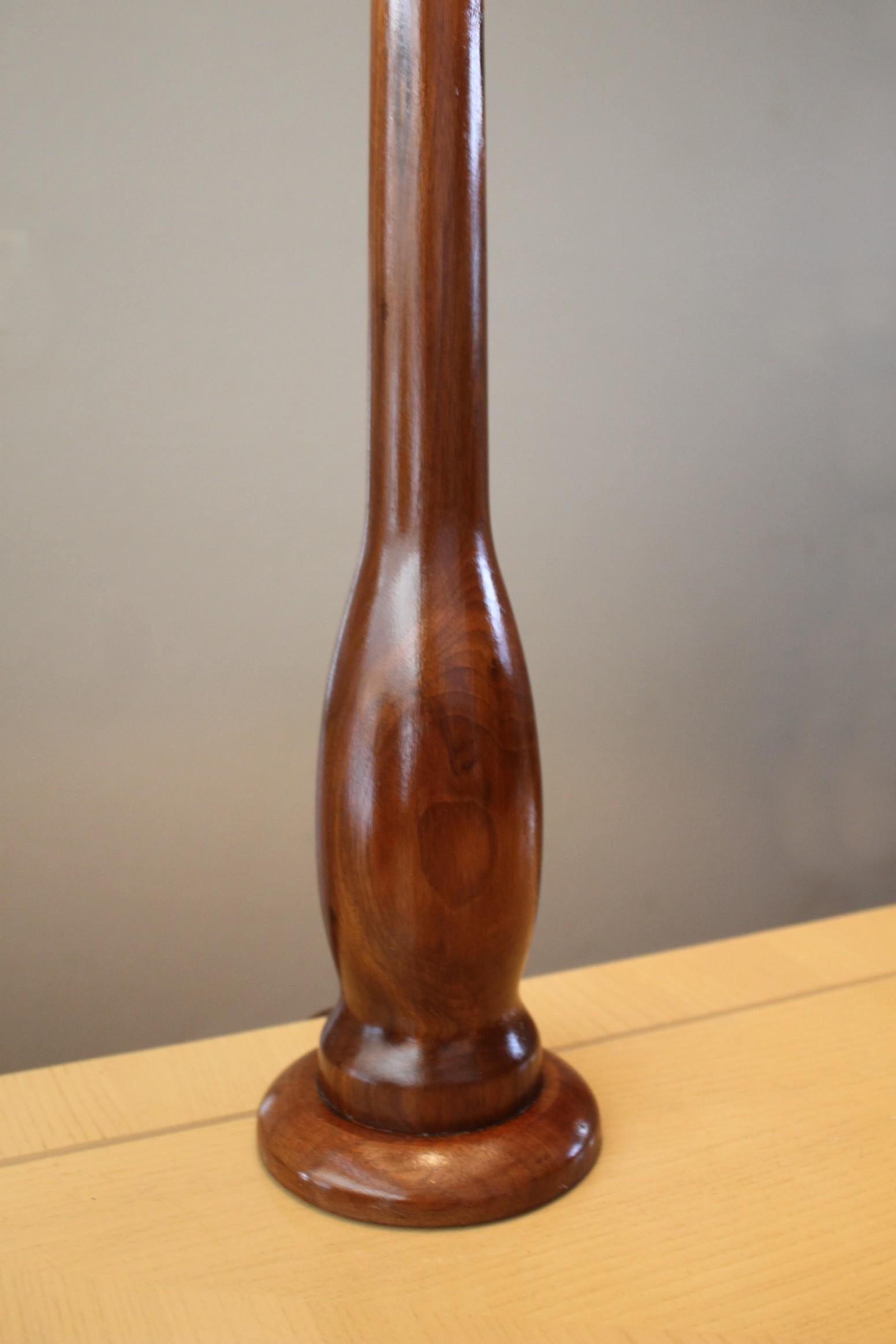 Arts et métiers !

Magnifique lampe en bois de rose sculptée à la main
À la manière de George Nakashima

Design/One !
Bois de rose sur base en teck !
Abat-jour en lin blanc vif !
Unique en son genre !
Délicieux !

Circa 1957

Dimensions 29
