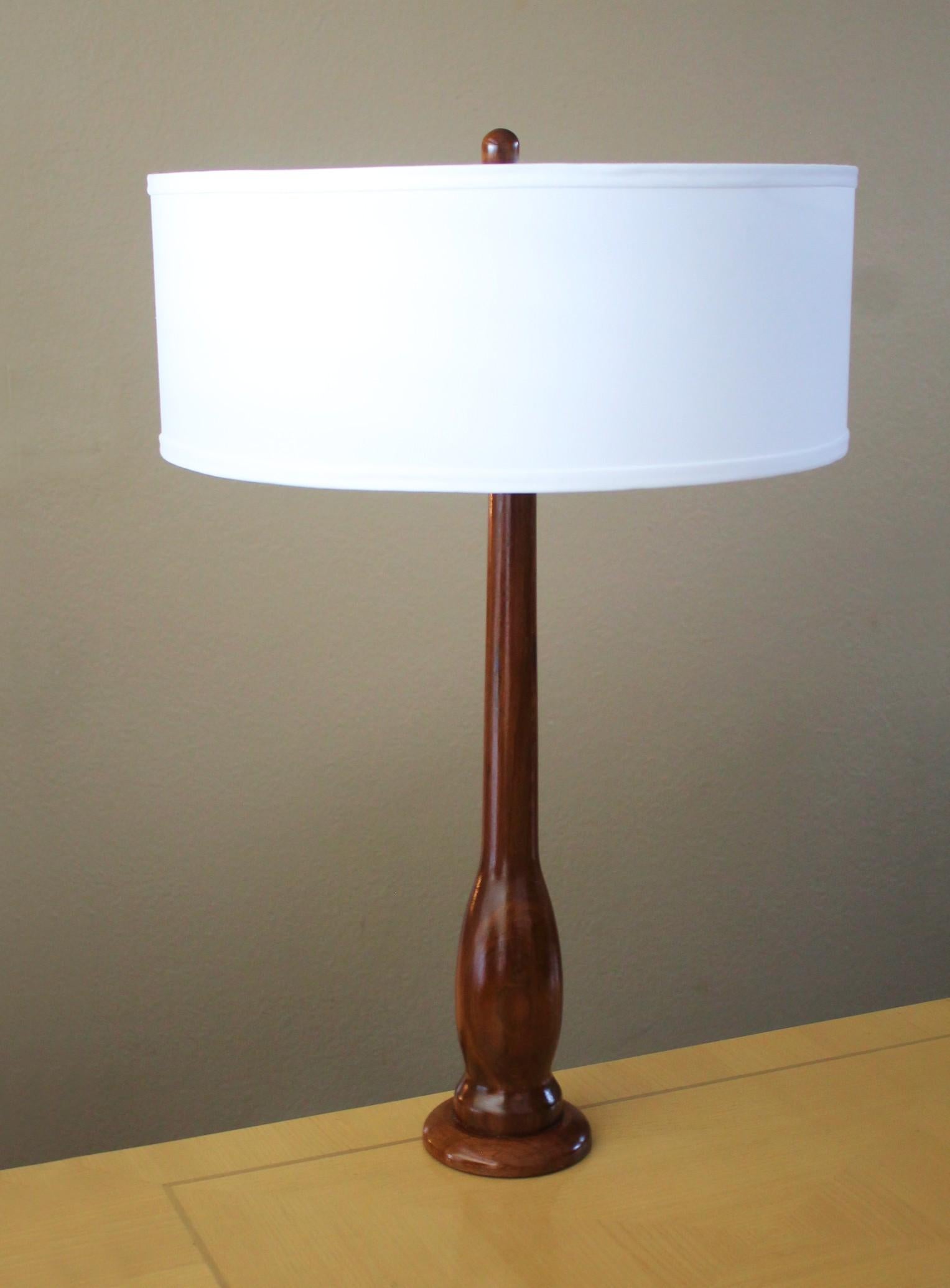 Américain Lampe Arts & Crafts en teck, fabriquée à la main, années 50, architecture moderne du milieu du siècle dernier en vente