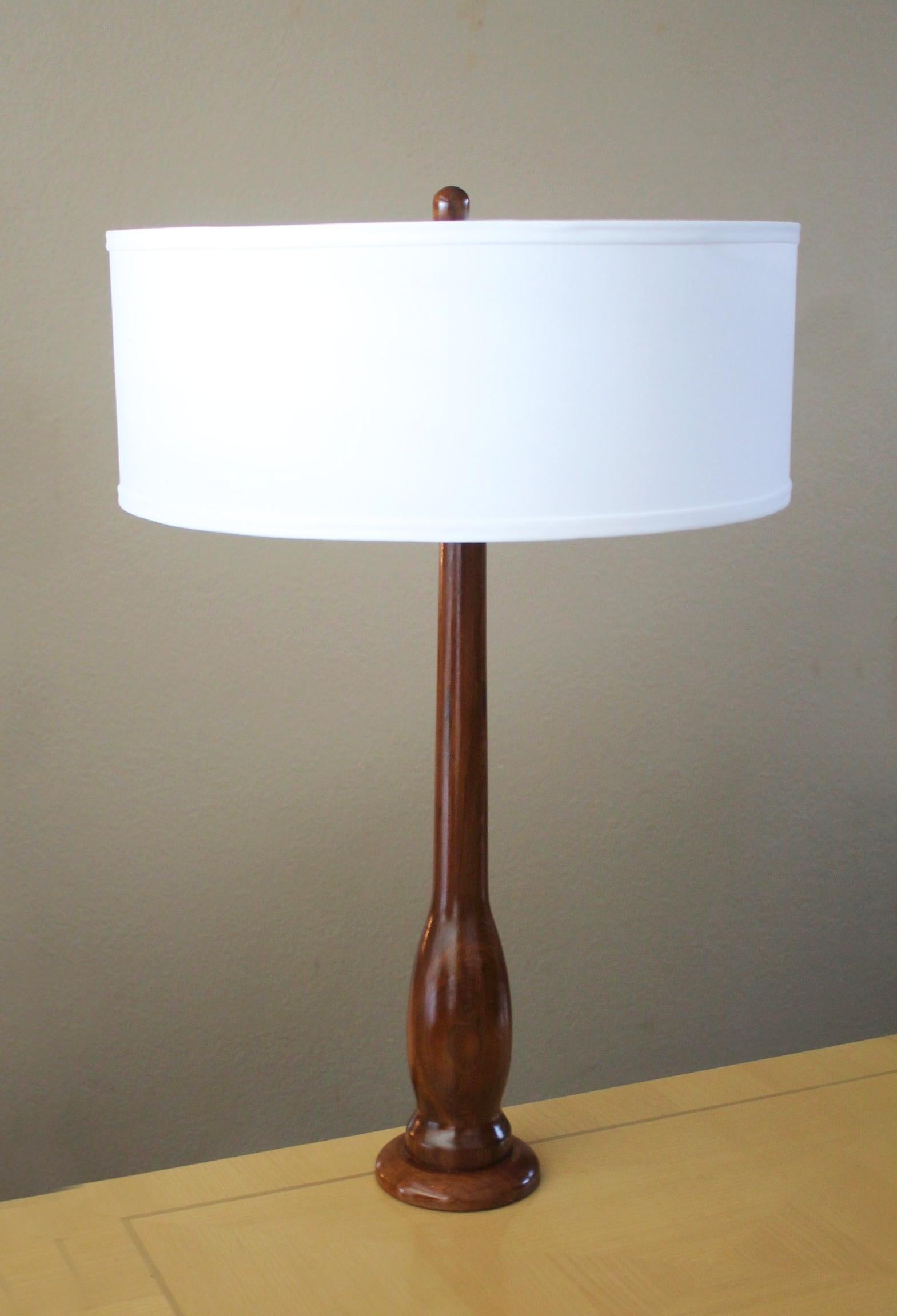 20ième siècle Lampe Arts & Crafts en teck, fabriquée à la main, années 50, architecture moderne du milieu du siècle dernier en vente