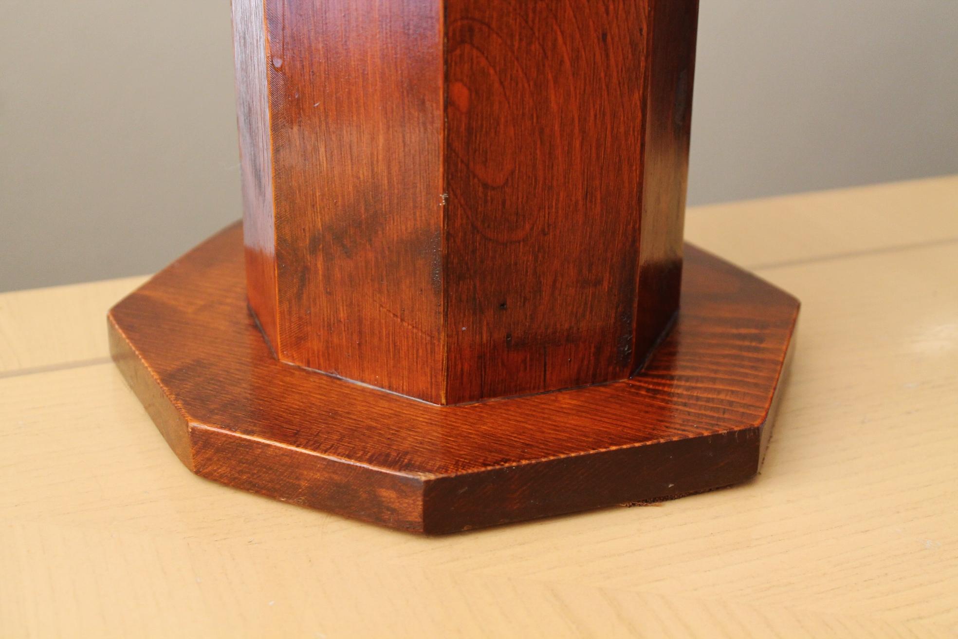 Arts et métiers !

Magnifique lampe en bois de rose sculptée à la main
Après George Nakashima

Design/One à 8 faces !
Bois de rose de Madagascar délectable !
Abat-jour en lin blanc vif !
Unique en son genre

Circa 1950

Dimensions 29