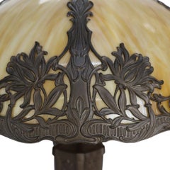 Arts & Crafts, Royal Art Glass Co. Lámpara de mesa de 6 paneles de vidrio de escoria, sin firmar, hacia 1920