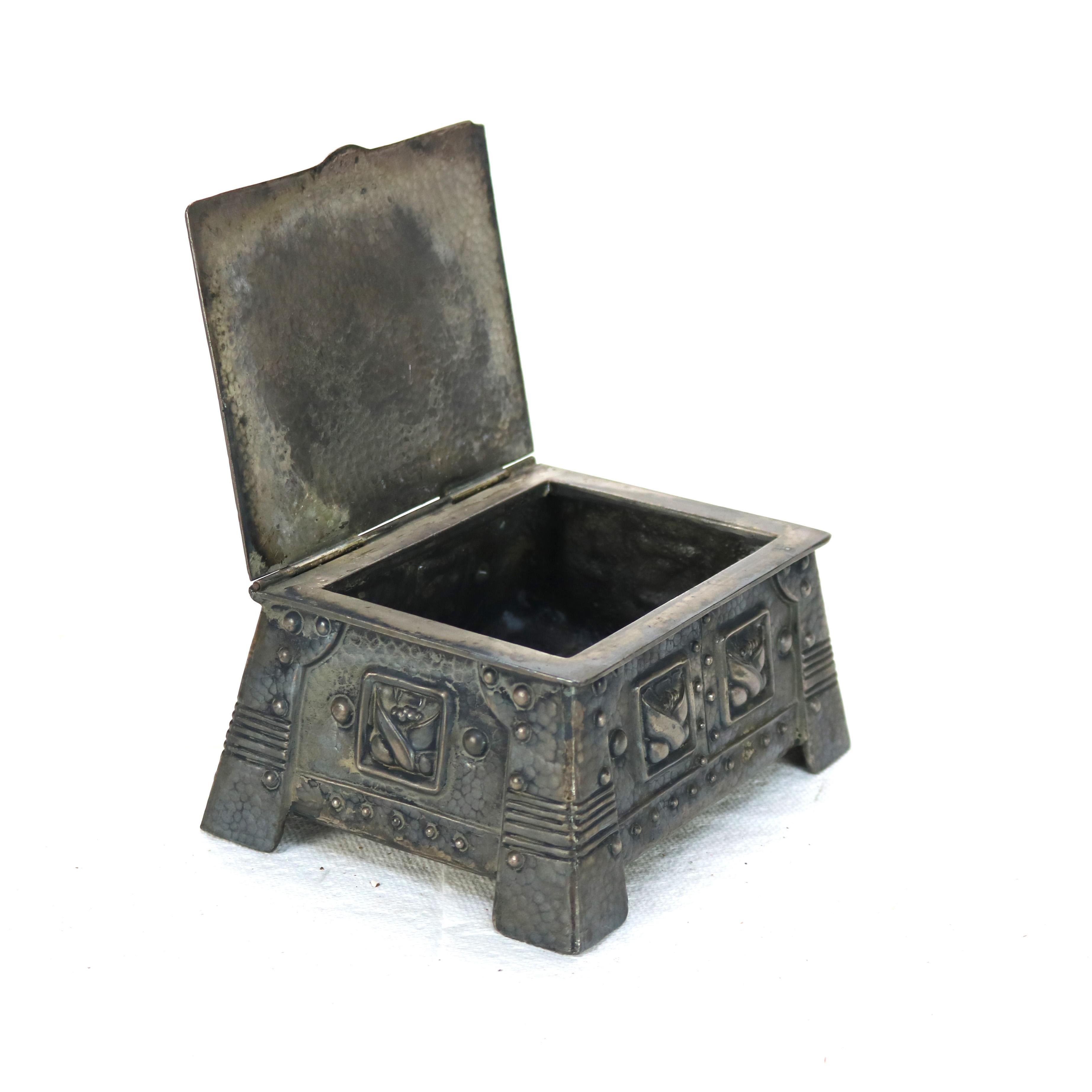 Antigua caja de latón martillado y estaño plateado de la escuela Arts & Crafts Roycroft sin firmar C1920

Medidas - 3 